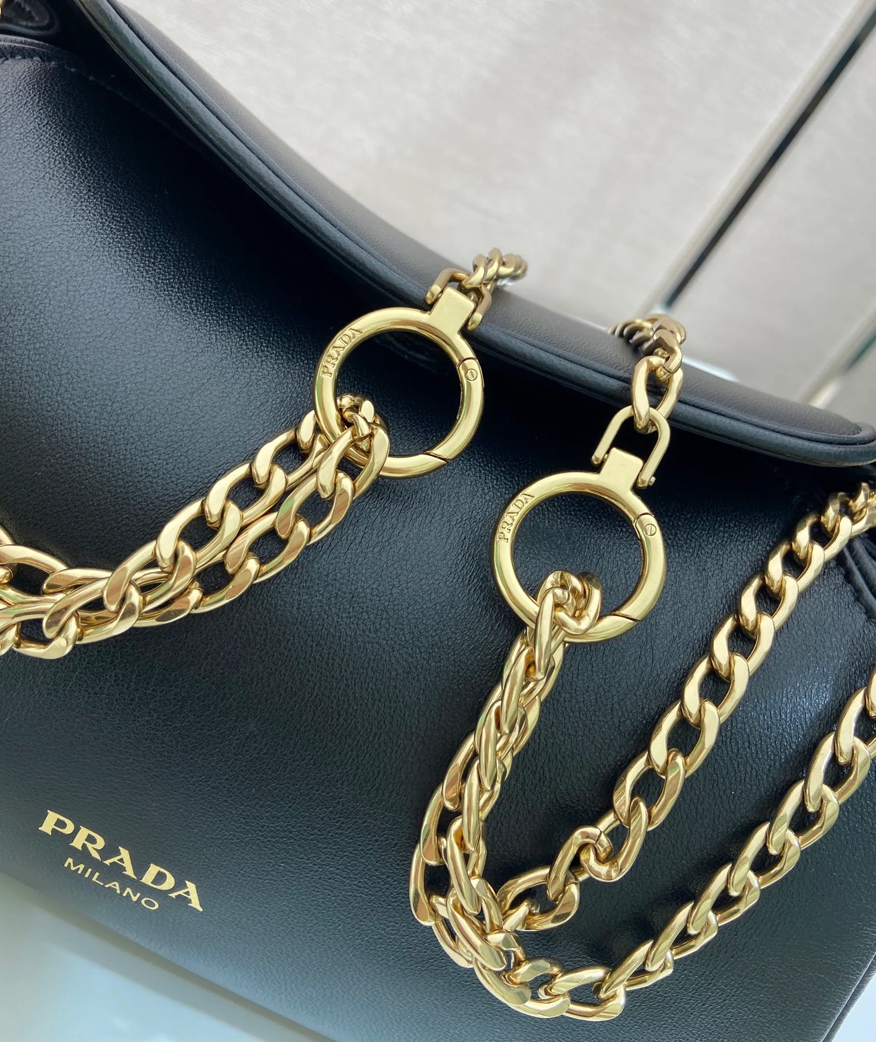 💰1500🎉New🎉1BD395🎉🎉 This Tumulte bag suggests a sporty yet refined stance, an authentic, nappa leather design characterized by soft side pleats and curves that create a refined feminine silhouette. The bag is decorated with three sliding chain handles, a detachable chain shoulder strap and a magnetic closure on the flap, which can be combined into different wearing styles. There is a lot of space, babies, hurry up and get it🎉🎉Length 24xHeight 13xBottom 13cm🎉🎉🎉💰💰💰