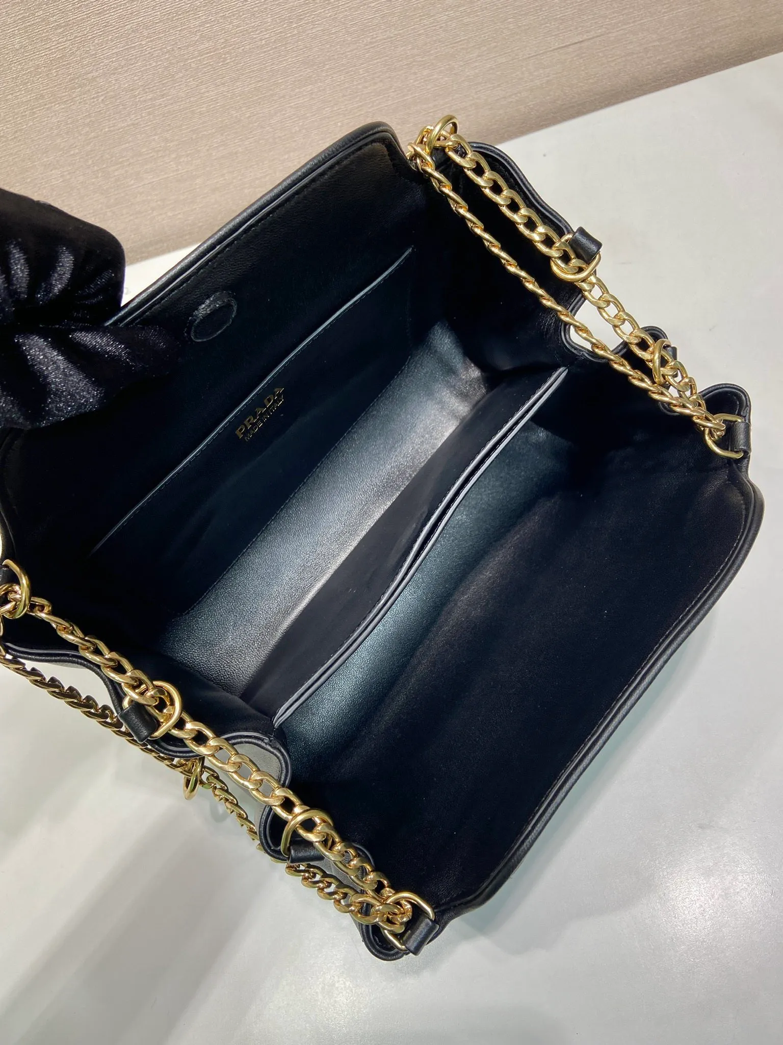 💰1500🎉New🎉1BD395🎉🎉 This Tumulte bag suggests a sporty yet refined stance, an authentic, nappa leather design characterized by soft side pleats and curves that create a refined feminine silhouette. The bag is decorated with three sliding chain handles, a detachable chain shoulder strap and a magnetic closure on the flap, which can be combined into different wearing styles. There is a lot of space, babies, hurry up and get it🎉🎉Length 24xHeight 13xBottom 13cm🎉🎉🎉💰💰💰