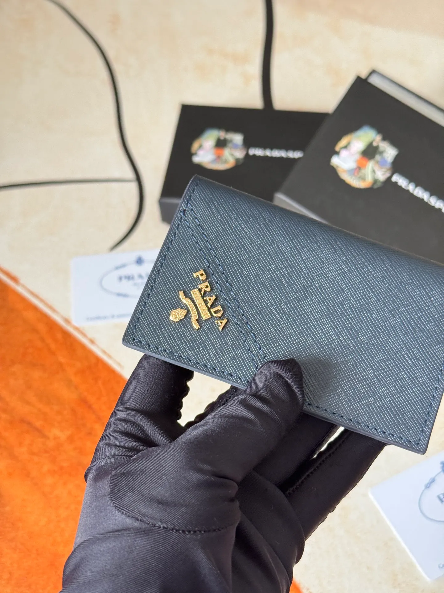 💰120💰prada cross pattern unisex card holder, can be placed in pockets, bags, and can be held in hand, made of cross pattern imported calfskin, pocket card holder, can hold change, 6 card slots, simple and elegant fashion trend. Model 2MC101, color as shown in the picture, size 11×7cm,