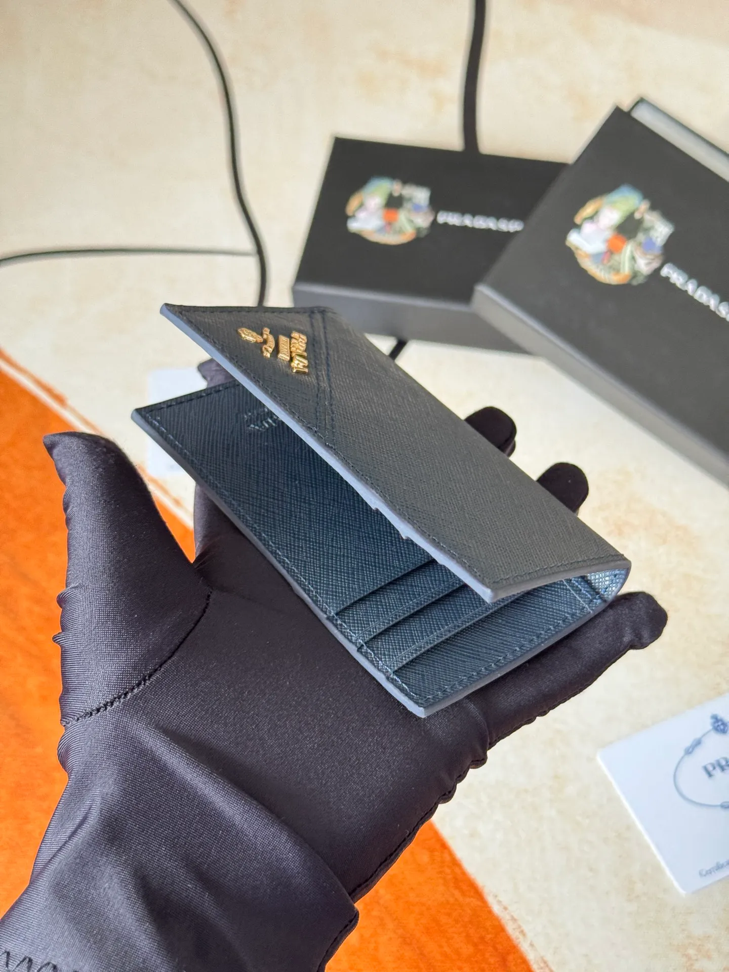 💰120💰prada cross pattern unisex card holder, can be placed in pockets, bags, and can be held in hand, made of cross pattern imported calfskin, pocket card holder, can hold change, 6 card slots, simple and elegant fashion trend. Model 2MC101, color as shown in the picture, size 11×7cm,