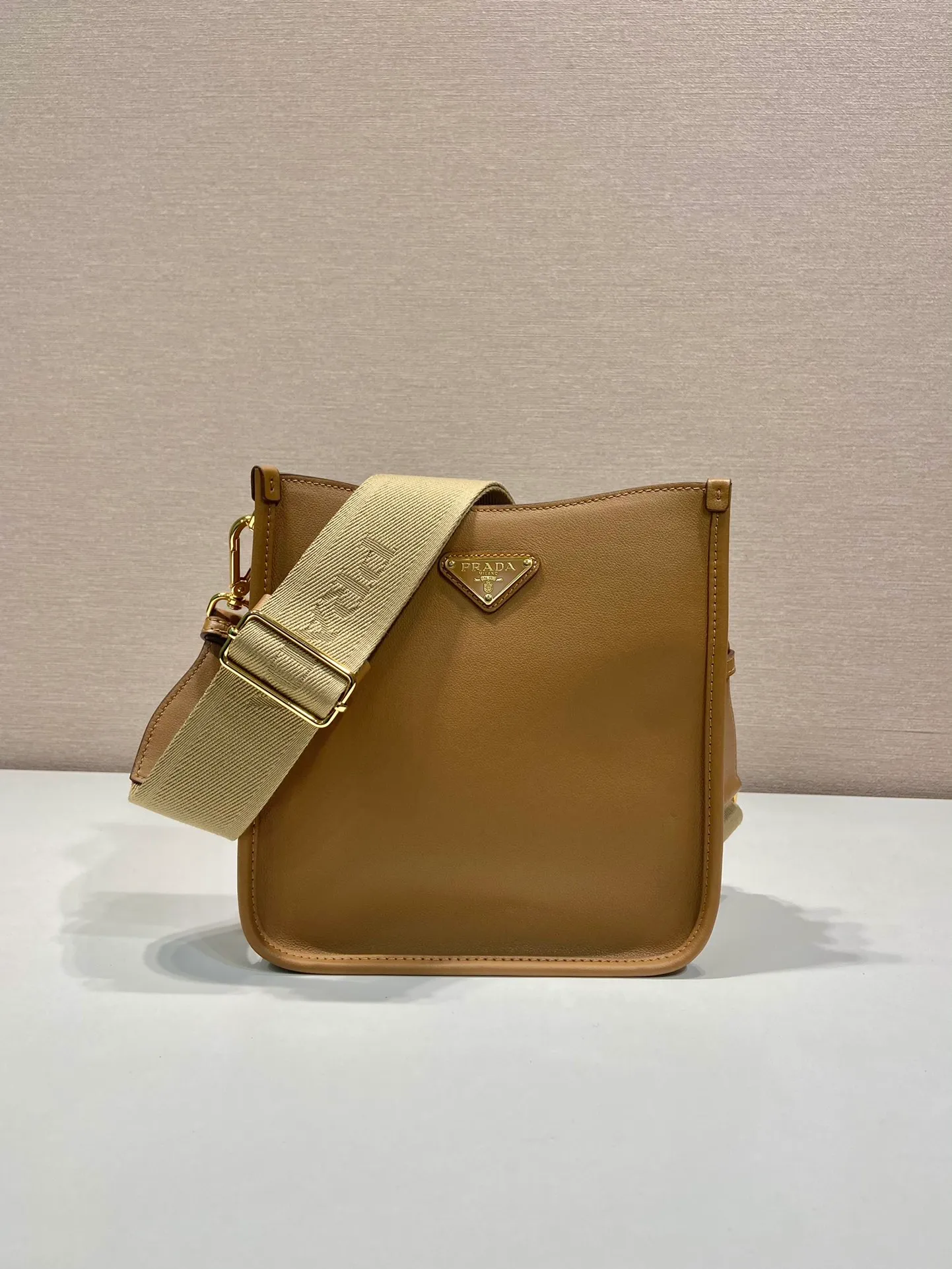 💰1500👏New double shoulder strap bag👏1BH220🎉tote bag This leather shoulder bag has a simple design and is made of imported calfskin. The metal triangle logo on the front adds an iconic tone. Equipped with 2 detachable logo webbing straps and leather shoulder straps, it can be exchanged at any time for different outfits and occasions😘😘to highlight its modern style. High fashion is the main fashion for daily matching. Hurry up and get it, it’s so beautiful👏👏 Length 20x height 21x bottom 7cm