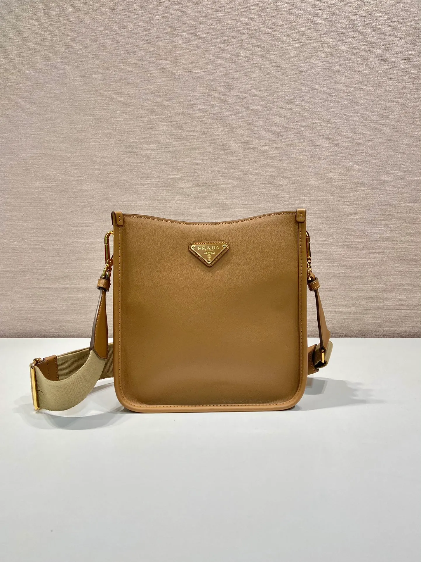 💰1500👏New double shoulder strap bag👏1BH220🎉tote bag This leather shoulder bag has a simple design and is made of imported calfskin. The metal triangle logo on the front adds an iconic tone. Equipped with 2 detachable logo webbing straps and leather shoulder straps, it can be exchanged at any time for different outfits and occasions😘😘to highlight its modern style. High fashion is the main fashion for daily matching. Hurry up and get it, it’s so beautiful👏👏 Length 20x height 21x bottom 7cm
