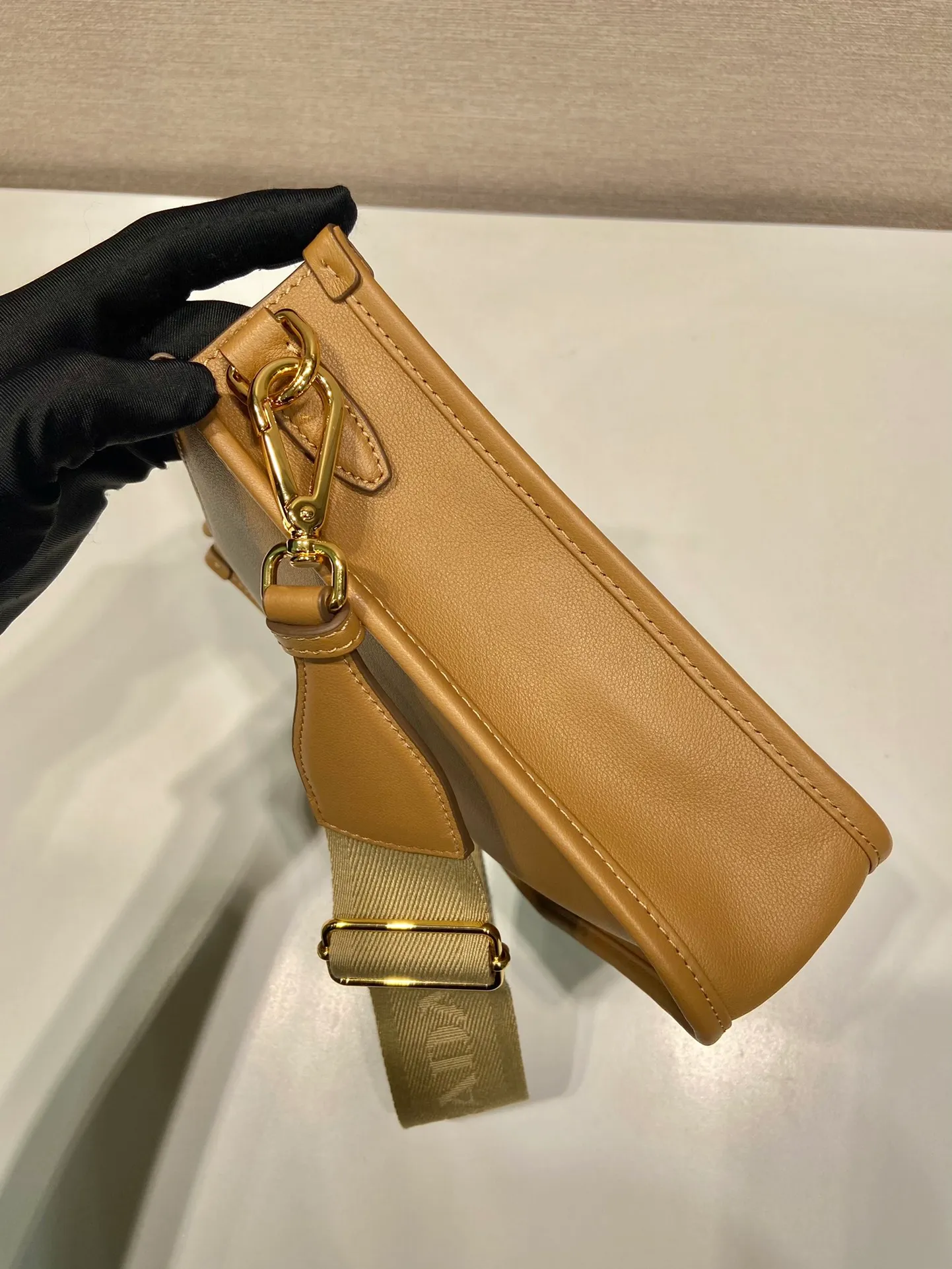 💰1500👏New double shoulder strap bag👏1BH220🎉tote bag This leather shoulder bag has a simple design and is made of imported calfskin. The metal triangle logo on the front adds an iconic tone. Equipped with 2 detachable logo webbing straps and leather shoulder straps, it can be exchanged at any time for different outfits and occasions😘😘to highlight its modern style. High fashion is the main fashion for daily matching. Hurry up and get it, it’s so beautiful👏👏 Length 20x height 21x bottom 7cm