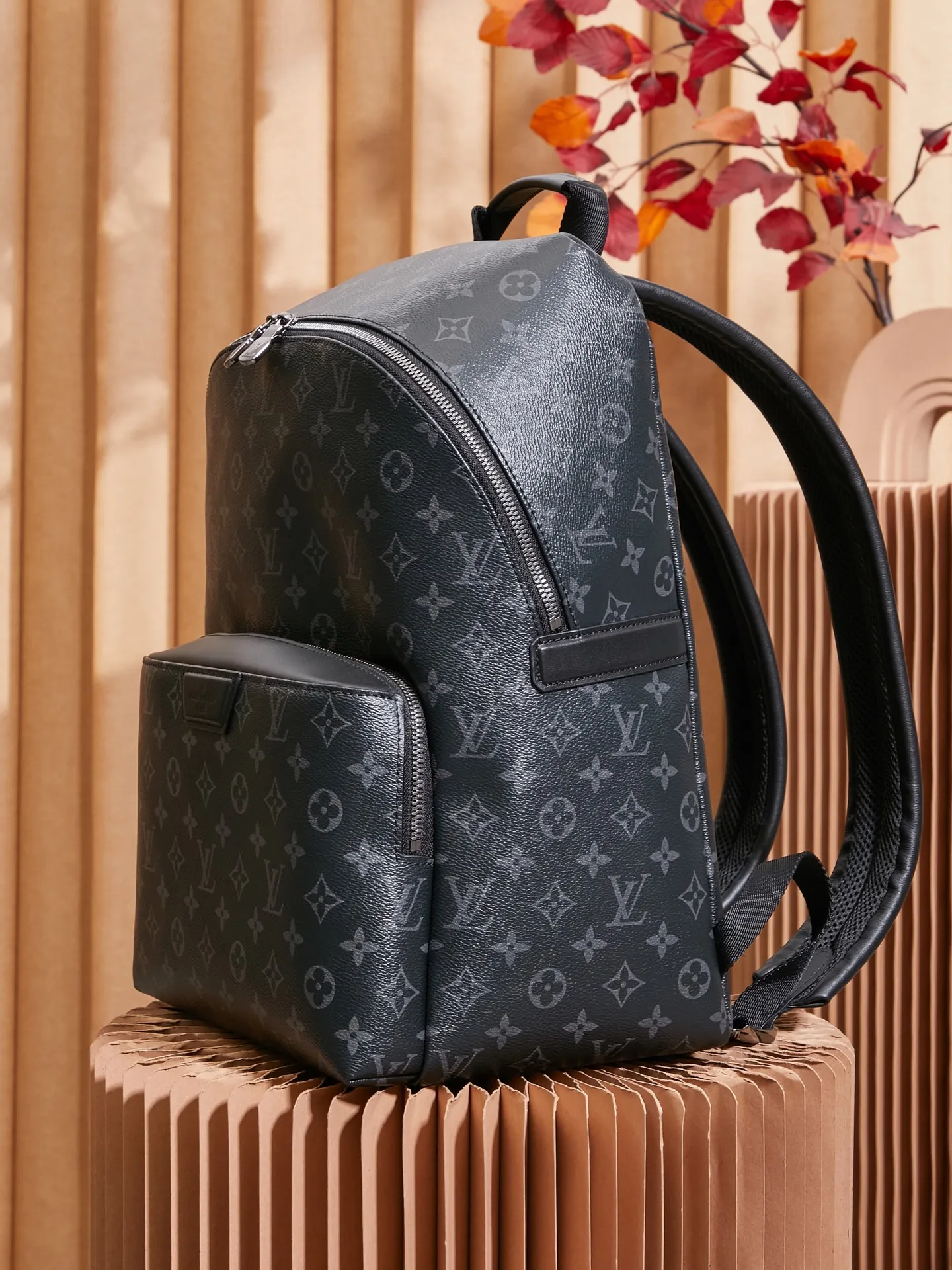 p¥920👉nfc163C0q dynamic chip version👈【Top inspection-free all-steel hardware】Style is casual and sophisticated. This Discovery backpack is made of soft Monogram Eclipse coated canvas fabric, which is a combination of style and function. Featuring a range of design details such as comfortable leather shoulder straps and front pockets with magnetic closure. The outer layer is Monogram Eclipse coated canvas, the fabric lining, the natural cowhide leather trim, the silver-plated metal hardware, 1 pair of adjustable leather shoulder straps, 2 internal patch pockets, and an iPad internal pocket! ! Model: M43186; Size: 37x40x20CM