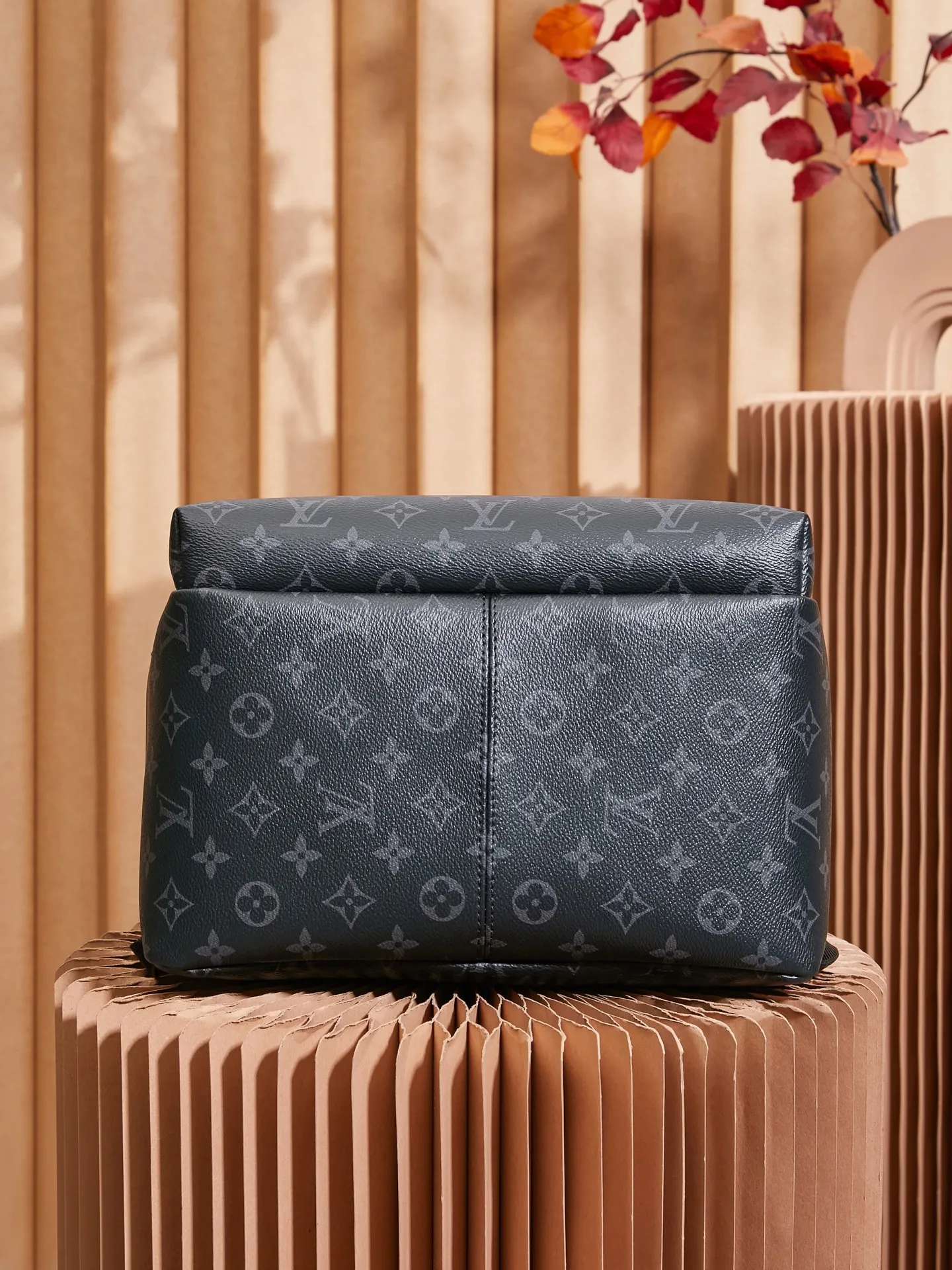 p¥920👉nfc163C0q dynamic chip version👈【Top inspection-free all-steel hardware】Style is casual and sophisticated. This Discovery backpack is made of soft Monogram Eclipse coated canvas fabric, which is a combination of style and function. Featuring a range of design details such as comfortable leather shoulder straps and front pockets with magnetic closure. The outer layer is Monogram Eclipse coated canvas, the fabric lining, the natural cowhide leather trim, the silver-plated metal hardware, 1 pair of adjustable leather shoulder straps, 2 internal patch pockets, and an iPad internal pocket! ! Model: M43186; Size: 37x40x20CM