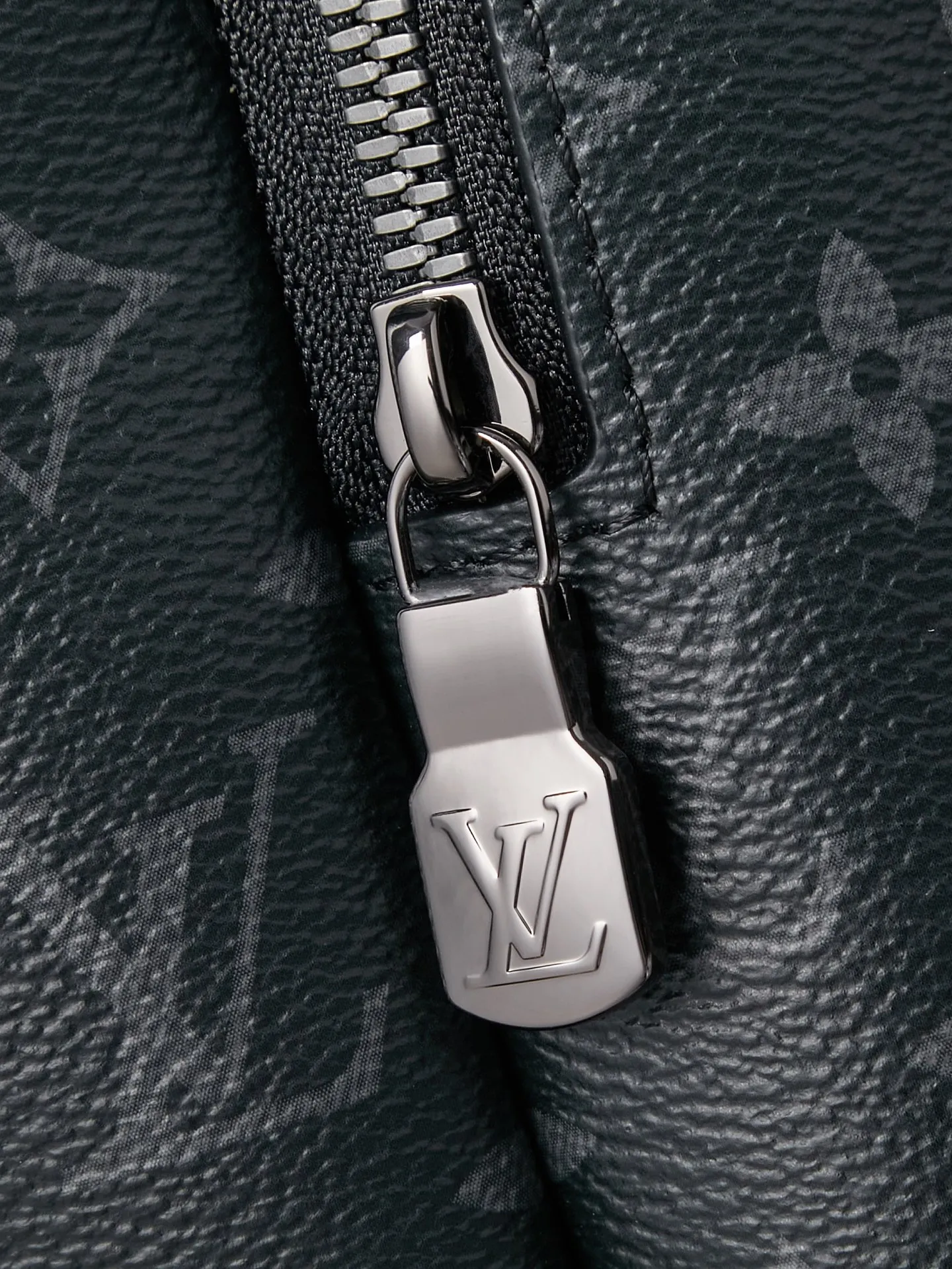 p¥920👉nfc163C0q dynamic chip version👈【Top inspection-free all-steel hardware】Style is casual and sophisticated. This Discovery backpack is made of soft Monogram Eclipse coated canvas fabric, which is a combination of style and function. Featuring a range of design details such as comfortable leather shoulder straps and front pockets with magnetic closure. The outer layer is Monogram Eclipse coated canvas, the fabric lining, the natural cowhide leather trim, the silver-plated metal hardware, 1 pair of adjustable leather shoulder straps, 2 internal patch pockets, and an iPad internal pocket! ! Model: M43186; Size: 37x40x20CM