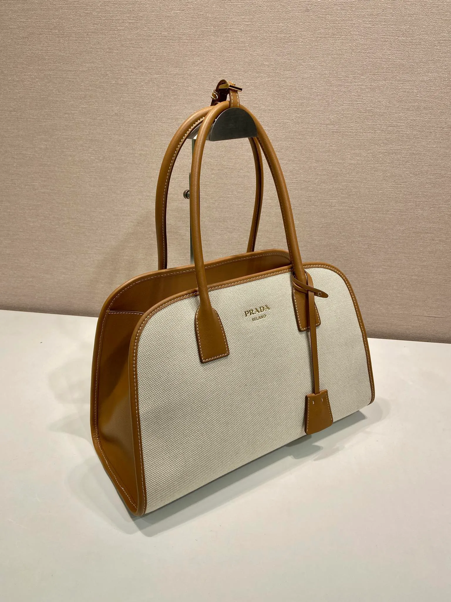 💰1520🎉New Tote Bag🎉1BG572🎉🎉 This bag combines the versatile style and light texture of cowhide and linen blended fabrics, creating an Oversize silhouette and cleverly interpreting duality. Practical functions, exquisite design, and exquisite details highlight the excellent craftsmanship of the P family. The capacity is large and the upper body is very fashionable. Baby, hurry up and get it. Length 35x height 22.5x base 18cm🎉🎉🎉💰💰💰