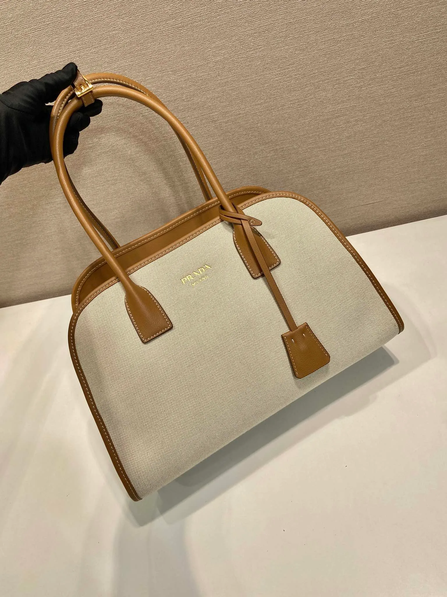 💰1520🎉New Tote Bag🎉1BG572🎉🎉 This bag combines the versatile style and light texture of cowhide and linen blended fabrics, creating an Oversize silhouette and cleverly interpreting duality. Practical functions, exquisite design, and exquisite details highlight the excellent craftsmanship of the P family. The capacity is large and the upper body is very fashionable. Baby, hurry up and get it. Length 35x height 22.5x base 18cm🎉🎉🎉💰💰💰