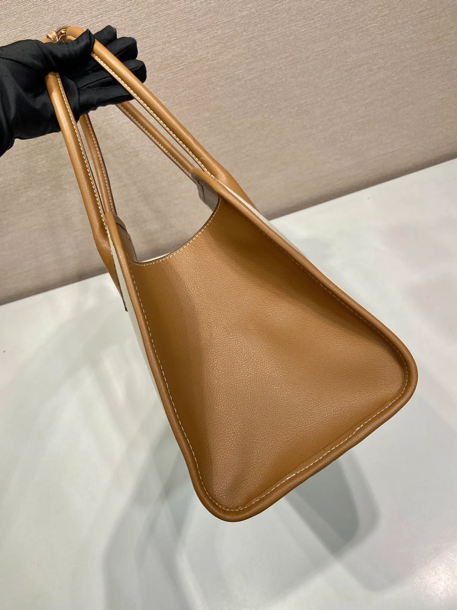 💰1520🎉New Tote Bag🎉1BG572🎉🎉 This bag combines the versatile style and light texture of cowhide and linen blended fabrics, creating an Oversize silhouette and cleverly interpreting duality. Practical functions, exquisite design, and exquisite details highlight the excellent craftsmanship of the P family. The capacity is large and the upper body is very fashionable. Baby, hurry up and get it. Length 35x height 22.5x base 18cm🎉🎉🎉💰💰💰