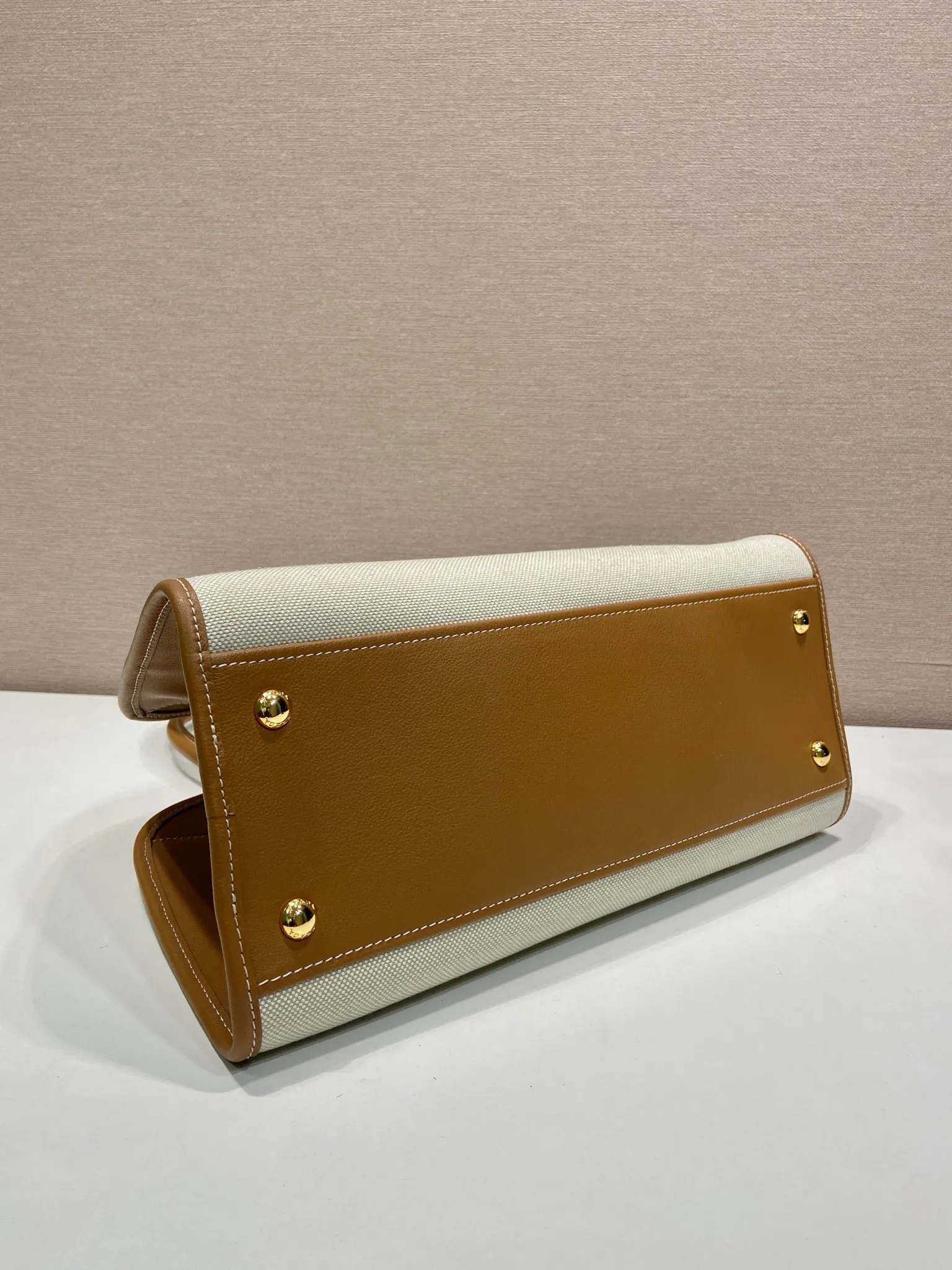 💰1520🎉New Tote Bag🎉1BG572🎉🎉 This bag combines the versatile style and light texture of cowhide and linen blended fabrics, creating an Oversize silhouette and cleverly interpreting duality. Practical functions, exquisite design, and exquisite details highlight the excellent craftsmanship of the P family. The capacity is large and the upper body is very fashionable. Baby, hurry up and get it. Length 35x height 22.5x base 18cm🎉🎉🎉💰💰💰