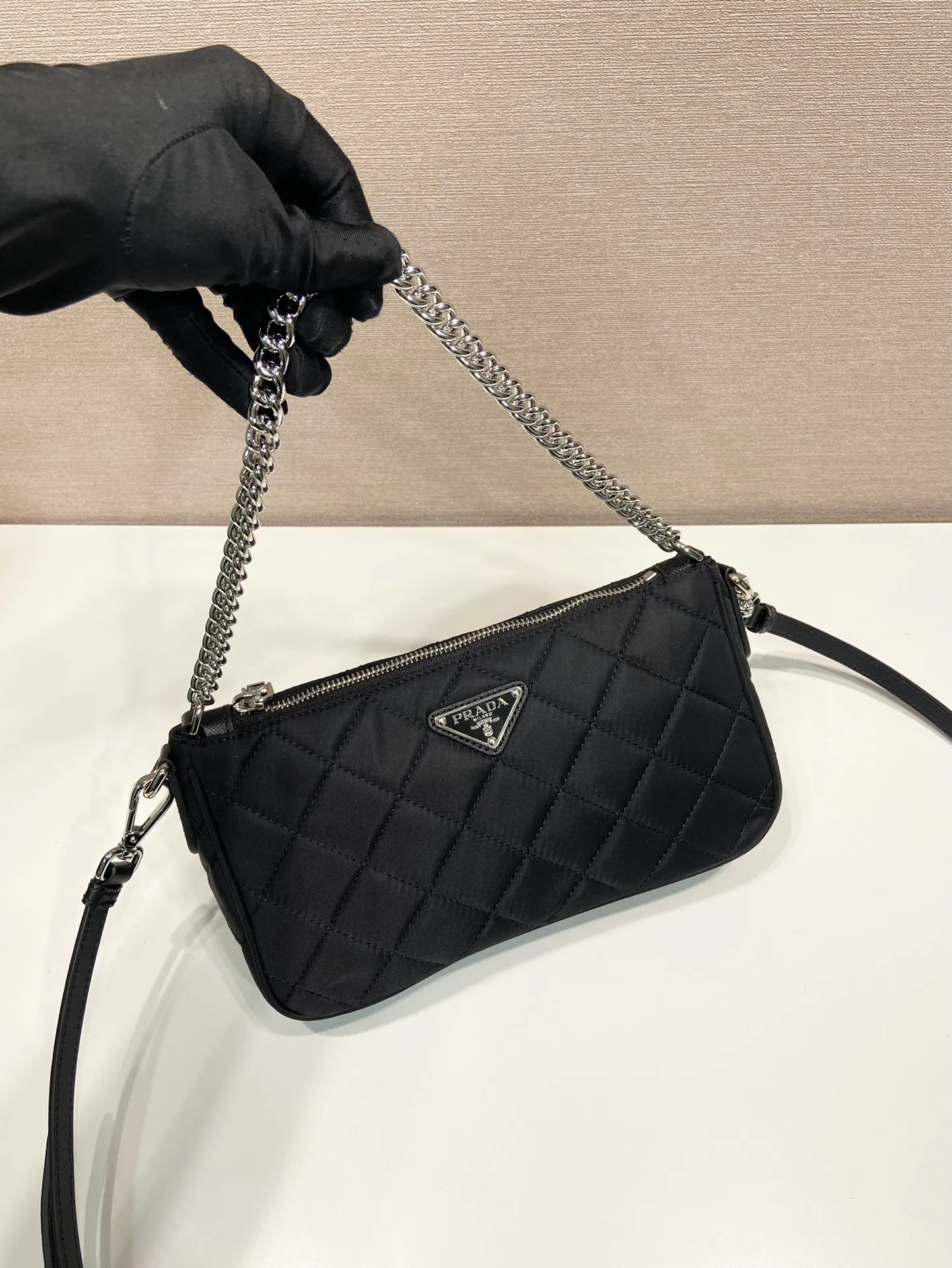 💰1120🎉Second-hand armpit bag, 🎉1BH026🎉 This second-hand underarm bag is made of imported nylon fabric and white hardware. Designed with intricate hand-stitched patterns, it comes with a chain that can be carried by hand or under the arm, and a long shoulder strap that can be worn cross-body. Casual and versatile, too functional, fashionable street style. Another popular style that will never go out of style🎉🎉 Dimensions: length 25X height 14X bottom 6.5cm