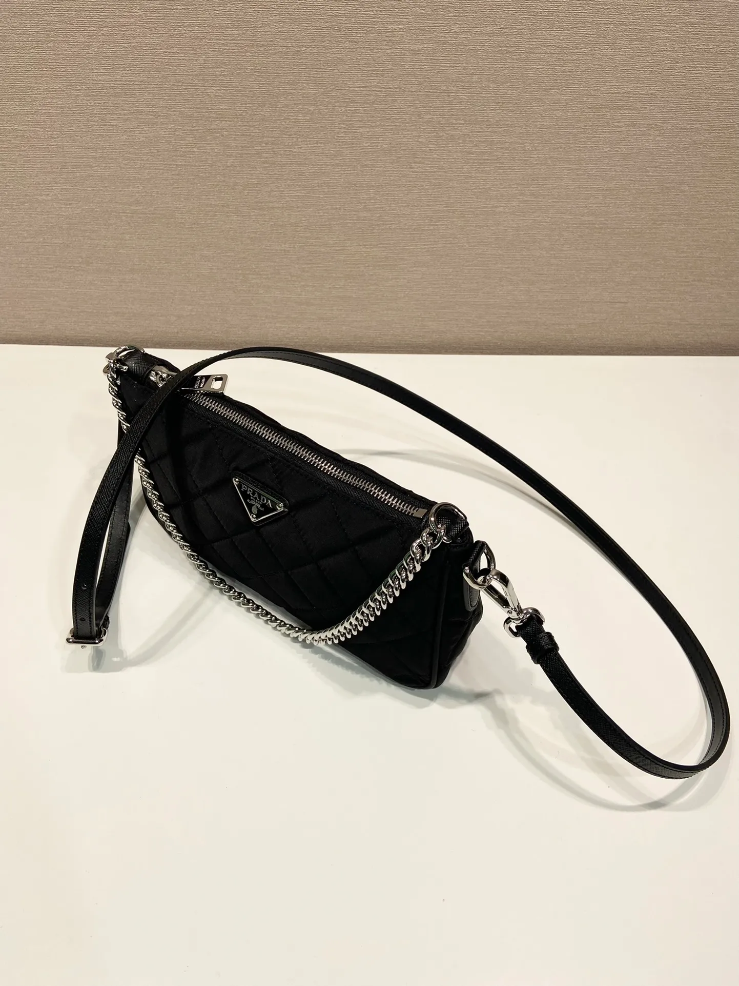 💰1120🎉Second-hand armpit bag, 🎉1BH026🎉 This second-hand underarm bag is made of imported nylon fabric and white hardware. Designed with intricate hand-stitched patterns, it comes with a chain that can be carried by hand or under the arm, and a long shoulder strap that can be worn cross-body. Casual and versatile, too functional, fashionable street style. Another popular style that will never go out of style🎉🎉 Dimensions: length 25X height 14X bottom 6.5cm
