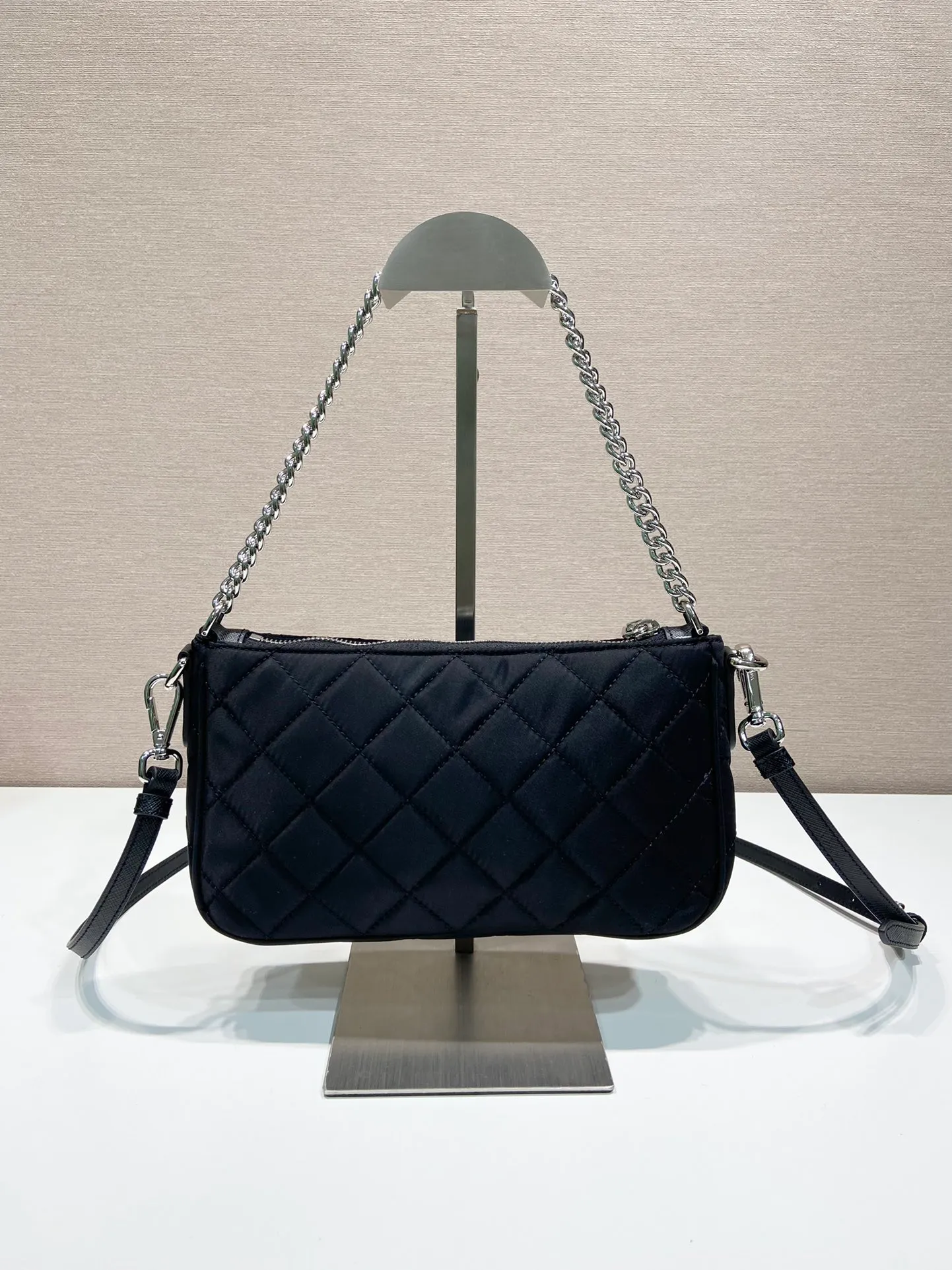 💰1120🎉Second-hand armpit bag, 🎉1BH026🎉 This second-hand underarm bag is made of imported nylon fabric and white hardware. Designed with intricate hand-stitched patterns, it comes with a chain that can be carried by hand or under the arm, and a long shoulder strap that can be worn cross-body. Casual and versatile, too functional, fashionable street style. Another popular style that will never go out of style🎉🎉 Dimensions: length 25X height 14X bottom 6.5cm