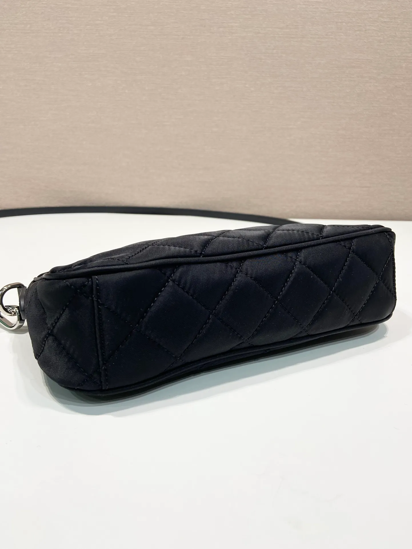 💰1120🎉Second-hand armpit bag, 🎉1BH026🎉 This second-hand underarm bag is made of imported nylon fabric and white hardware. Designed with intricate hand-stitched patterns, it comes with a chain that can be carried by hand or under the arm, and a long shoulder strap that can be worn cross-body. Casual and versatile, too functional, fashionable street style. Another popular style that will never go out of style🎉🎉 Dimensions: length 25X height 14X bottom 6.5cm