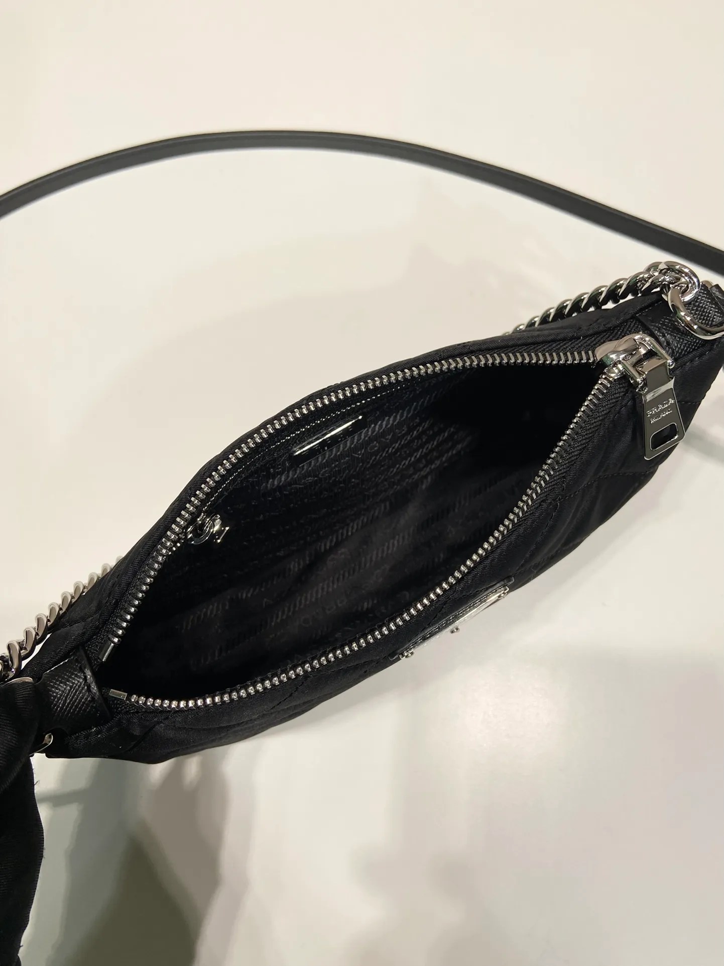💰1120🎉Second-hand armpit bag, 🎉1BH026🎉 This second-hand underarm bag is made of imported nylon fabric and white hardware. Designed with intricate hand-stitched patterns, it comes with a chain that can be carried by hand or under the arm, and a long shoulder strap that can be worn cross-body. Casual and versatile, too functional, fashionable street style. Another popular style that will never go out of style🎉🎉 Dimensions: length 25X height 14X bottom 6.5cm