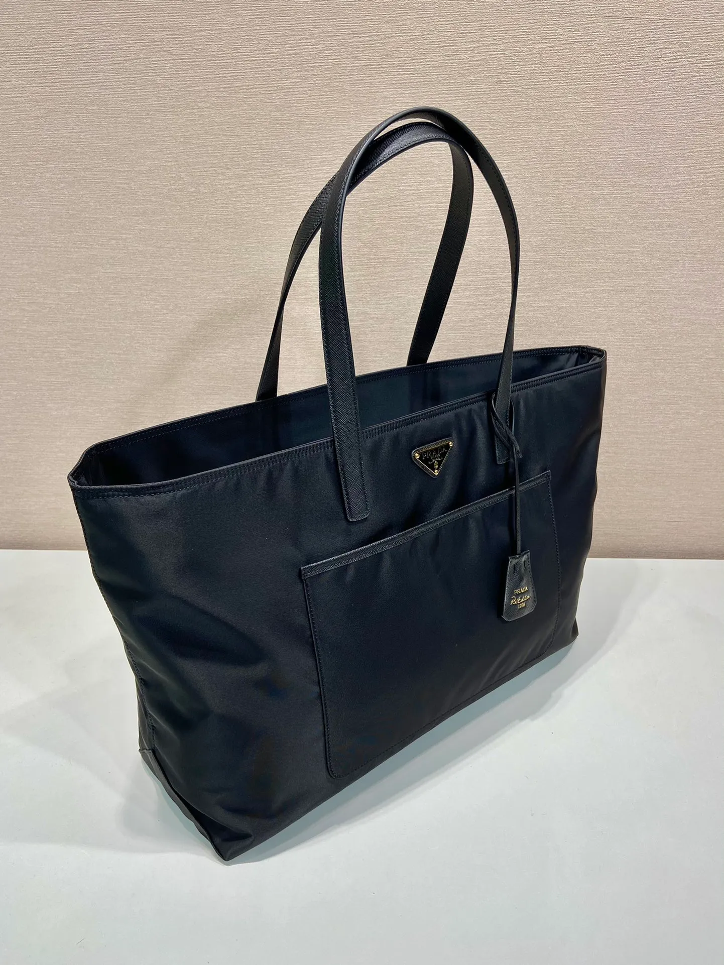 💰1120🎉New Tote Bag🎉1BG527🎉 This timeless tote bag is a reinterpretation of a classic design. It is made of imported nylon fabric and shows a unique style with a refined and practical silhouette. The lines are simple and elegant, easy to space, practical and fashionable, and it is a popular style that will never go out of style🎉🎉 Length 43x Height 31x Bottom 15cm🎉🎉🎉👏👏👏