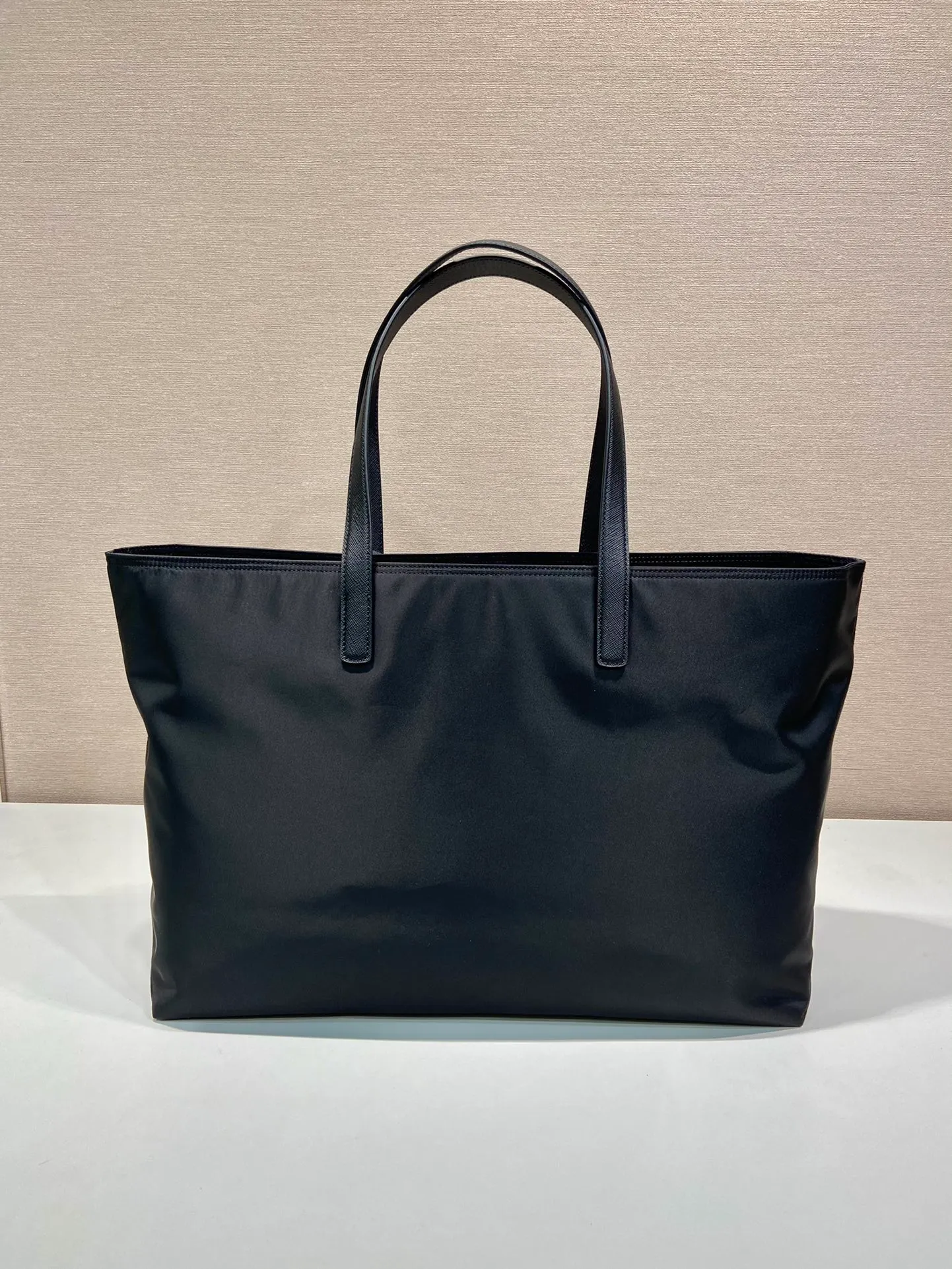 💰1120🎉New Tote Bag🎉1BG527🎉 This timeless tote bag is a reinterpretation of a classic design. It is made of imported nylon fabric and shows a unique style with a refined and practical silhouette. The lines are simple and elegant, easy to space, practical and fashionable, and it is a popular style that will never go out of style🎉🎉 Length 43x Height 31x Bottom 15cm🎉🎉🎉👏👏👏