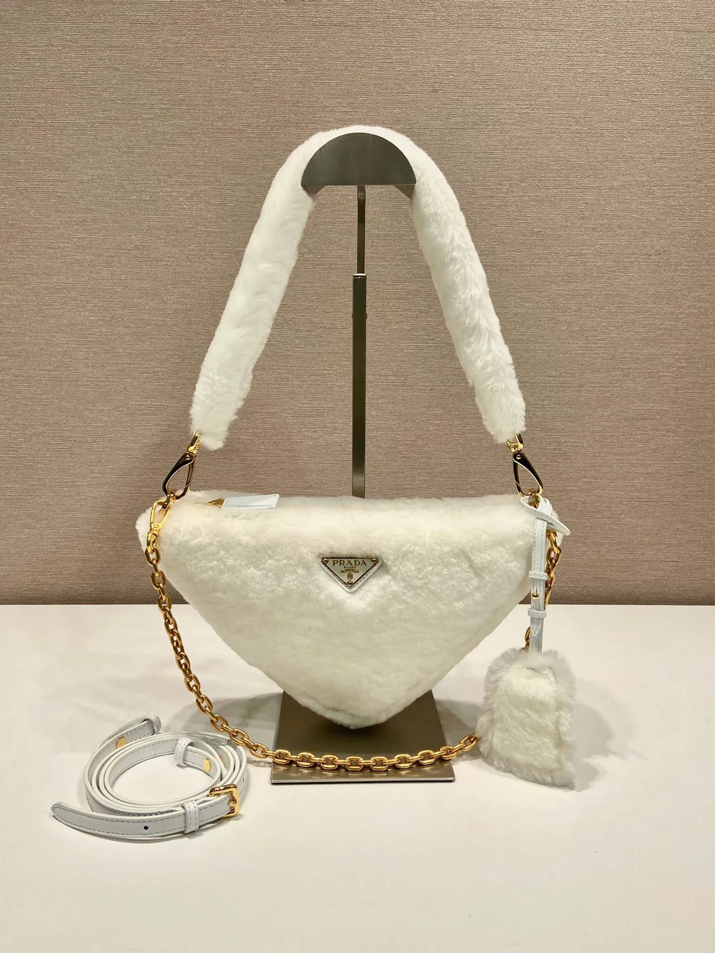 💰1500🎉Triangular fur bag🎉1NQ044 new goat hair🎉🎉 This triangular fur bag is made of imported goat hair and equipped with a detachable fur shoulder strap and chain. When the armpit bag is more sexy, it is also equipped with a detachable long shoulder strap. Babies who like sportsexy can carry it cross-body to continue to create a concave shape easily. It is highly functional. What I love most is that there is a small pendant hanging on the shoulder strap. So beautiful🎉🎉 A must-have in winter, I love it for babies. Get it now. Length 28x Height 16x Bottom 7cm🎉🎉🎉