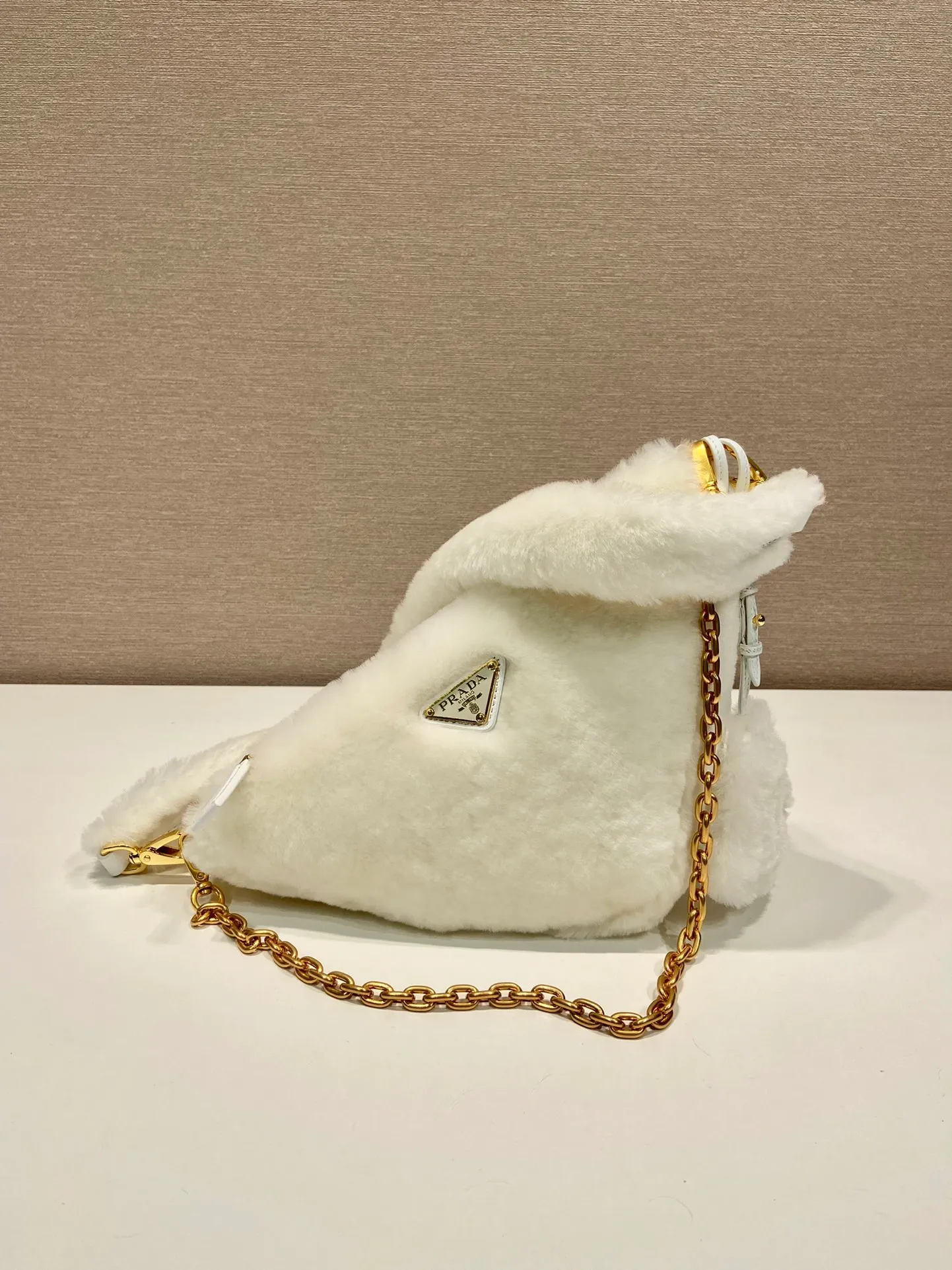 💰1500🎉Triangular fur bag🎉1NQ044 new goat hair🎉🎉 This triangular fur bag is made of imported goat hair and equipped with a detachable fur shoulder strap and chain. When the armpit bag is more sexy, it is also equipped with a detachable long shoulder strap. Babies who like sportsexy can carry it cross-body to continue to create a concave shape easily. It is highly functional. What I love most is that there is a small pendant hanging on the shoulder strap. So beautiful🎉🎉 A must-have in winter, I love it for babies. Get it now. Length 28x Height 16x Bottom 7cm🎉🎉🎉