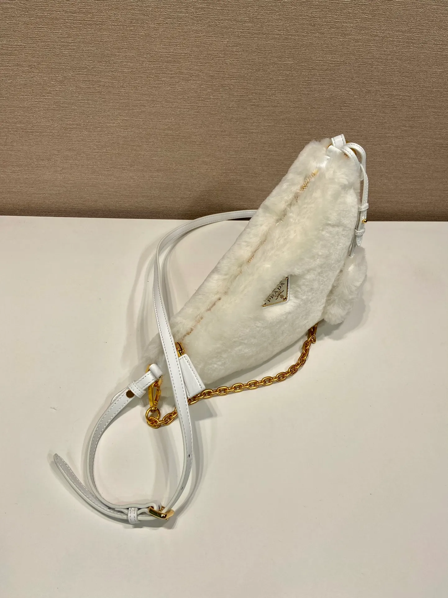 💰1500🎉Triangular fur bag🎉1NQ044 new goat hair🎉🎉 This triangular fur bag is made of imported goat hair and equipped with a detachable fur shoulder strap and chain. When the armpit bag is more sexy, it is also equipped with a detachable long shoulder strap. Babies who like sportsexy can carry it cross-body to continue to create a concave shape easily. It is highly functional. What I love most is that there is a small pendant hanging on the shoulder strap. So beautiful🎉🎉 A must-have in winter, I love it for babies. Get it now. Length 28x Height 16x Bottom 7cm🎉🎉🎉