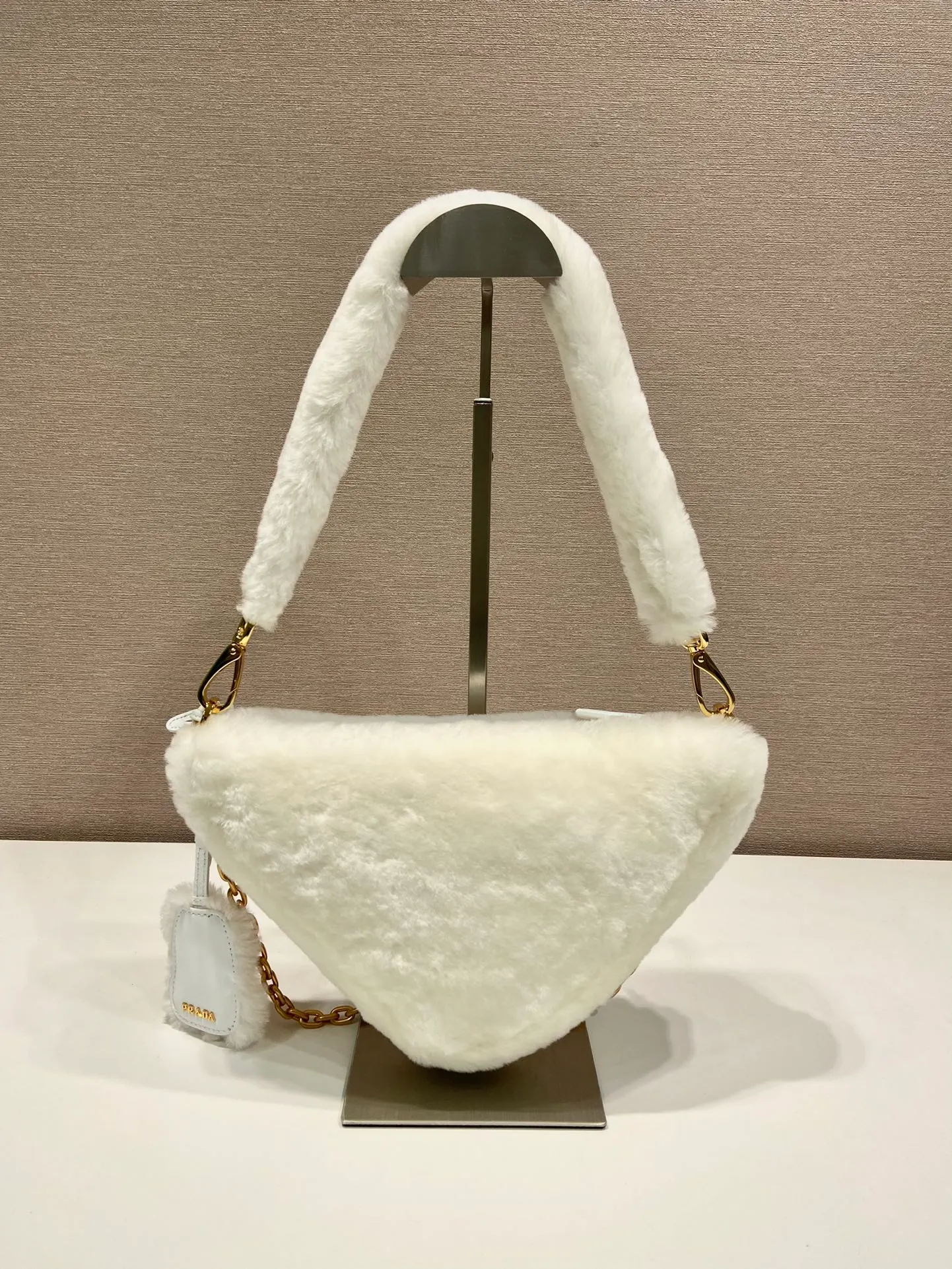 💰1500🎉Triangular fur bag🎉1NQ044 new goat hair🎉🎉 This triangular fur bag is made of imported goat hair and equipped with a detachable fur shoulder strap and chain. When the armpit bag is more sexy, it is also equipped with a detachable long shoulder strap. Babies who like sportsexy can carry it cross-body to continue to create a concave shape easily. It is highly functional. What I love most is that there is a small pendant hanging on the shoulder strap. So beautiful🎉🎉 A must-have in winter, I love it for babies. Get it now. Length 28x Height 16x Bottom 7cm🎉🎉🎉