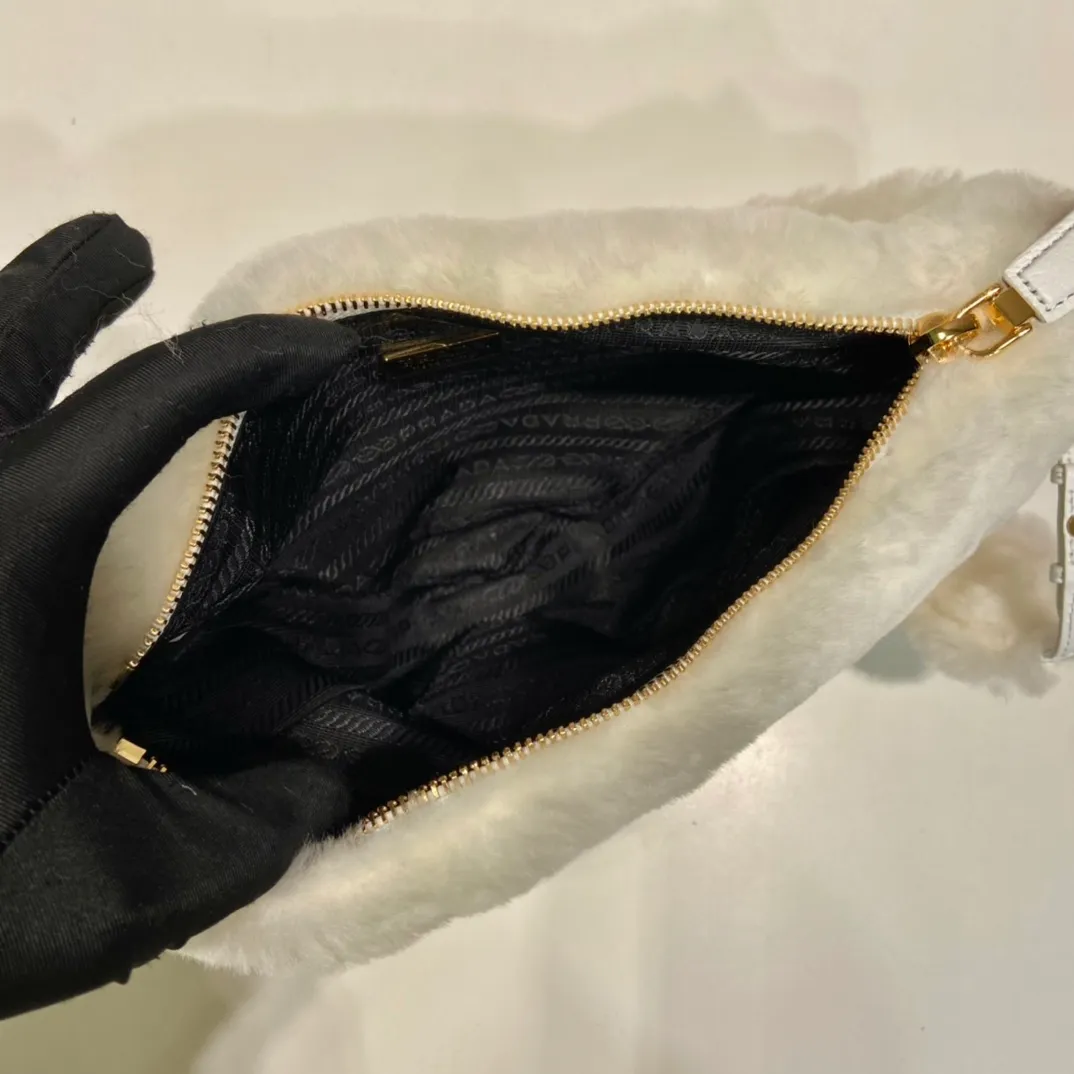 💰1500🎉Triangular fur bag🎉1NQ044 new goat hair🎉🎉 This triangular fur bag is made of imported goat hair and equipped with a detachable fur shoulder strap and chain. When the armpit bag is more sexy, it is also equipped with a detachable long shoulder strap. Babies who like sportsexy can carry it cross-body to continue to create a concave shape easily. It is highly functional. What I love most is that there is a small pendant hanging on the shoulder strap. So beautiful🎉🎉 A must-have in winter, I love it for babies. Get it now. Length 28x Height 16x Bottom 7cm🎉🎉🎉