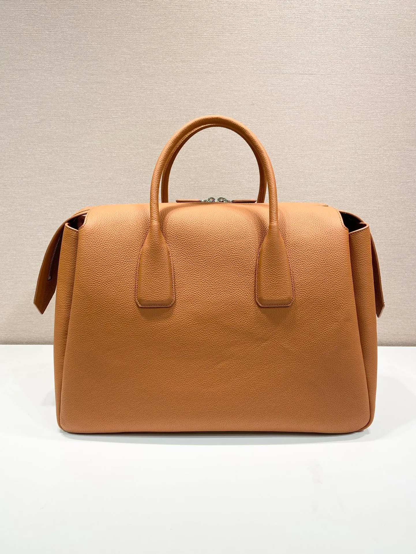 💰2300🎉New travel bag🎉2VC035🎉🎉 This double handle leather travel bag is made of imported calfskin, which has an ultra-soft feel and look. It has a hot-stamped logo on the front. Zip closure. Internal compartment with zippered pocket. Re-Nylon logo lining. Enameled metal triangle logo on both sides of the zipper strap. A must-have for travel, very popular, and a popular style that will never go out of style🎉🎉 Length 50x Height 33x Bottom 19cm🎉🎉🎉💰💰💰