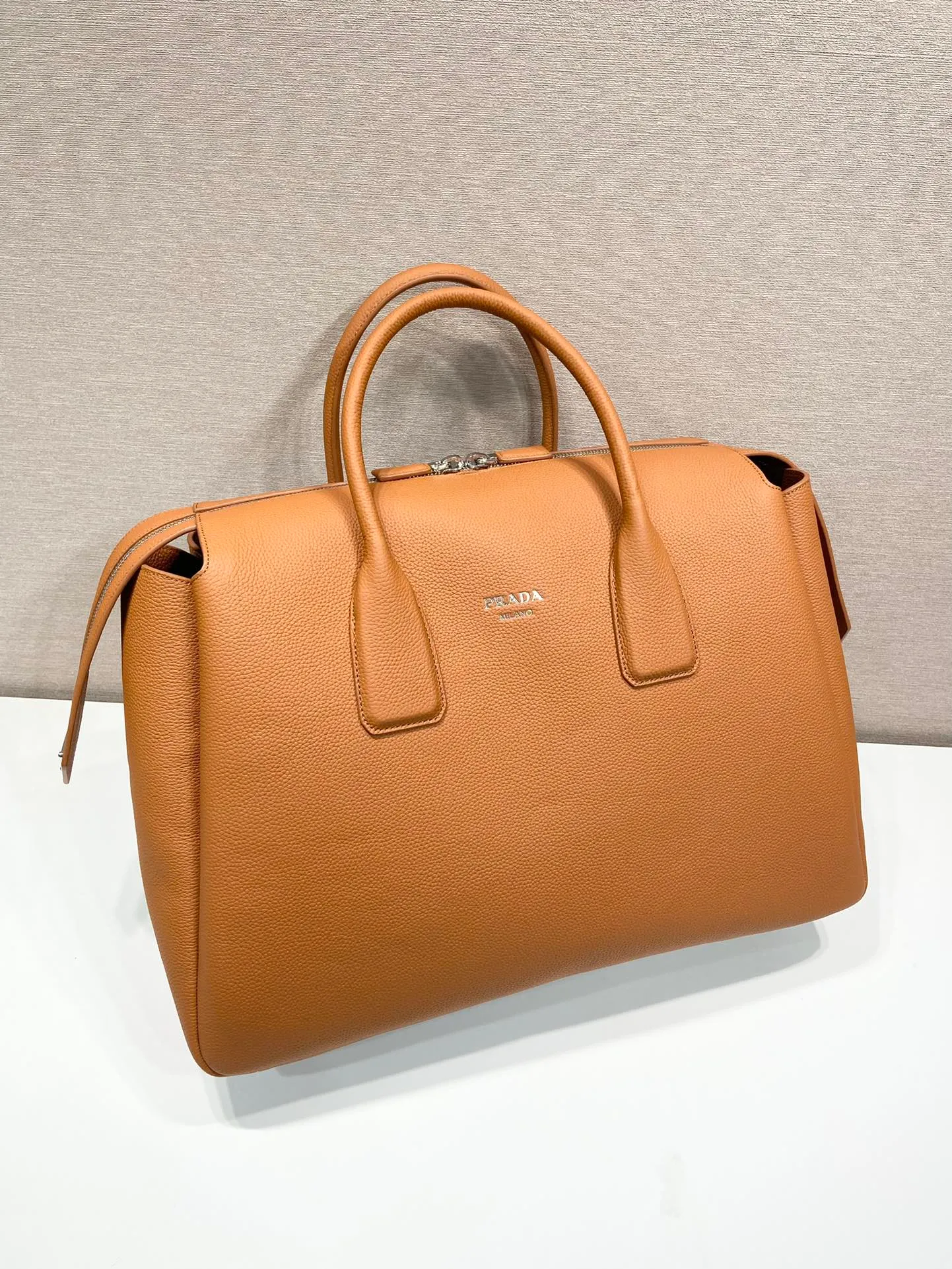 💰2300🎉New travel bag🎉2VC035🎉🎉 This double handle leather travel bag is made of imported calfskin, which has an ultra-soft feel and look. It has a hot-stamped logo on the front. Zip closure. Internal compartment with zippered pocket. Re-Nylon logo lining. Enameled metal triangle logo on both sides of the zipper strap. A must-have for travel, very popular, and a popular style that will never go out of style🎉🎉 Length 50x Height 33x Bottom 19cm🎉🎉🎉💰💰💰