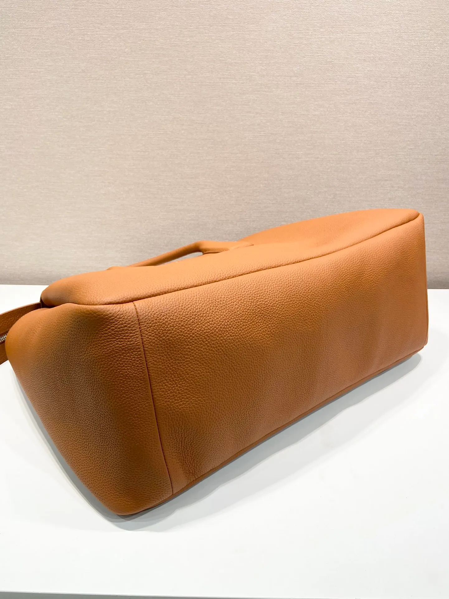 💰2300🎉New travel bag🎉2VC035🎉🎉 This double handle leather travel bag is made of imported calfskin, which has an ultra-soft feel and look. It has a hot-stamped logo on the front. Zip closure. Internal compartment with zippered pocket. Re-Nylon logo lining. Enameled metal triangle logo on both sides of the zipper strap. A must-have for travel, very popular, and a popular style that will never go out of style🎉🎉 Length 50x Height 33x Bottom 19cm🎉🎉🎉💰💰💰