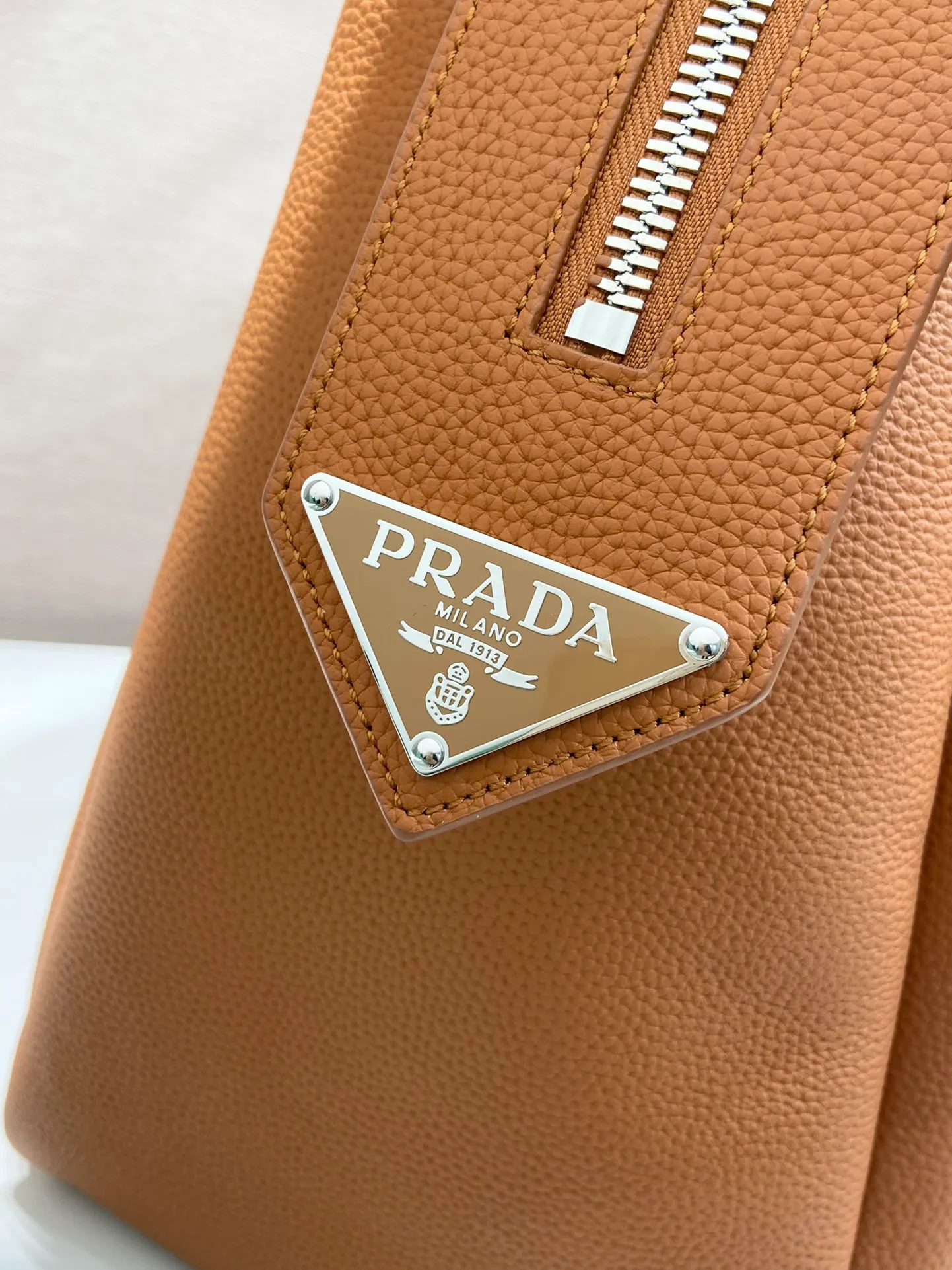 💰2300🎉New travel bag🎉2VC035🎉🎉 This double handle leather travel bag is made of imported calfskin, which has an ultra-soft feel and look. It has a hot-stamped logo on the front. Zip closure. Internal compartment with zippered pocket. Re-Nylon logo lining. Enameled metal triangle logo on both sides of the zipper strap. A must-have for travel, very popular, and a popular style that will never go out of style🎉🎉 Length 50x Height 33x Bottom 19cm🎉🎉🎉💰💰💰