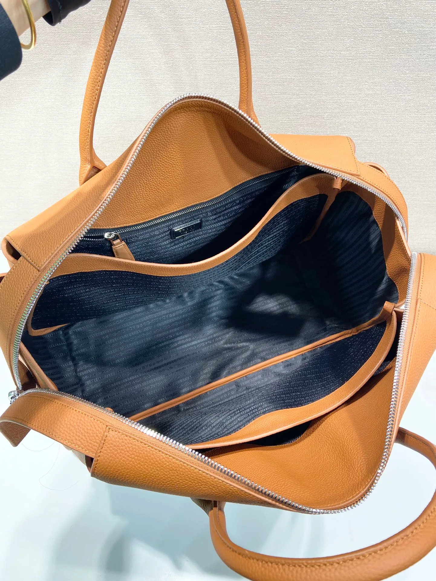 💰2300🎉New travel bag🎉2VC035🎉🎉 This double handle leather travel bag is made of imported calfskin, which has an ultra-soft feel and look. It has a hot-stamped logo on the front. Zip closure. Internal compartment with zippered pocket. Re-Nylon logo lining. Enameled metal triangle logo on both sides of the zipper strap. A must-have for travel, very popular, and a popular style that will never go out of style🎉🎉 Length 50x Height 33x Bottom 19cm🎉🎉🎉💰💰💰