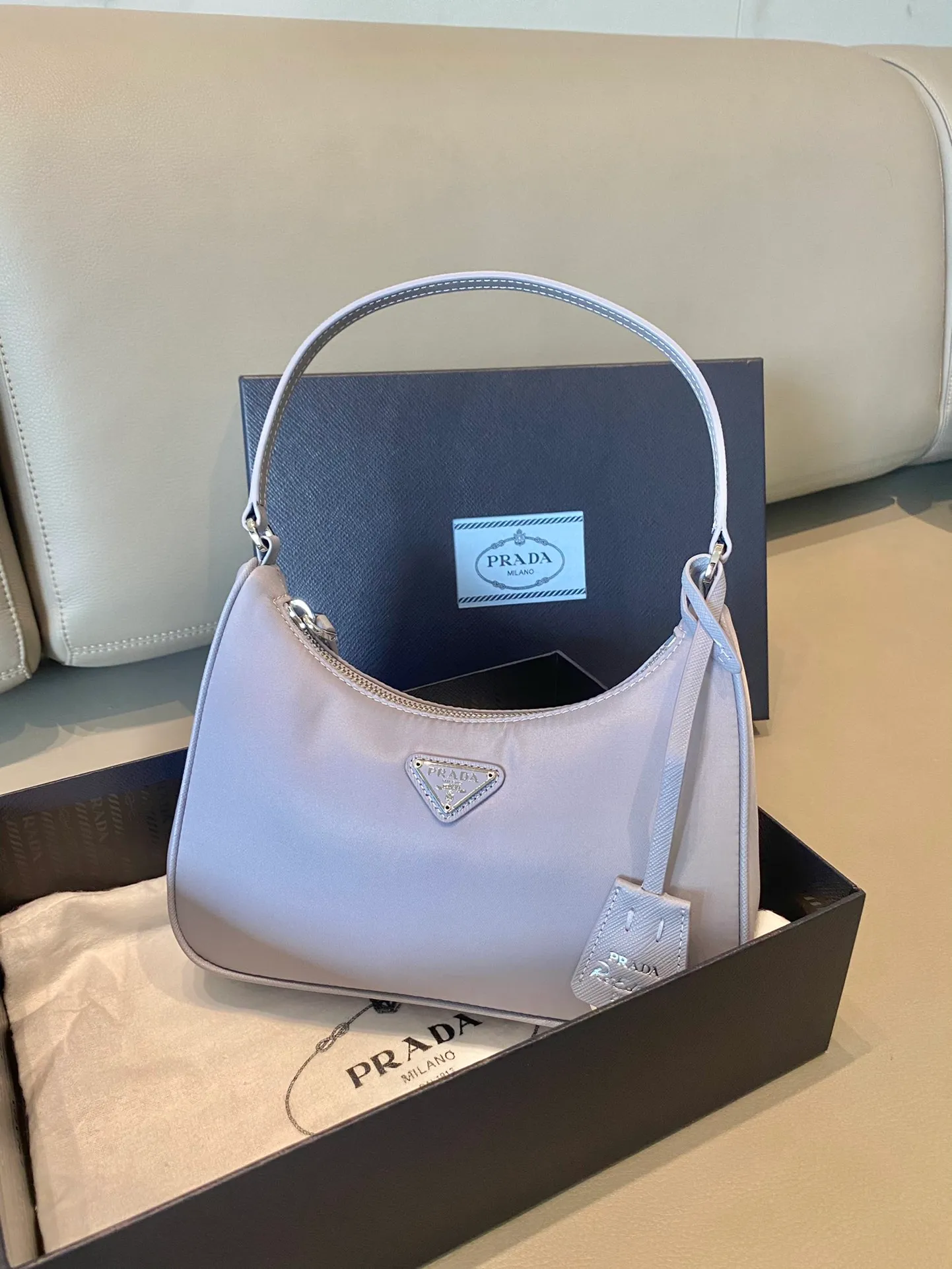 💰700🔥New color rattan purple🔥Original quality👍New 1NE204 moon-shaped second-hand bag, made of imported original parachute fabric, hand-wrapped cross-grain cowhide, lightweight The practical Hobo underarm bag is super simple and eye-catching👍👍. It is a small/lightweight/fitable/easy to wear/fashionable armpit bag. It can also be carried by hand and is super easy to use😍😍. It is currently the most popular bag among celebrities, aren’t you excited😜😜, ladies, hurry up, length 22X height 12 people x bottom 6cm👏👏👏💰💰💰