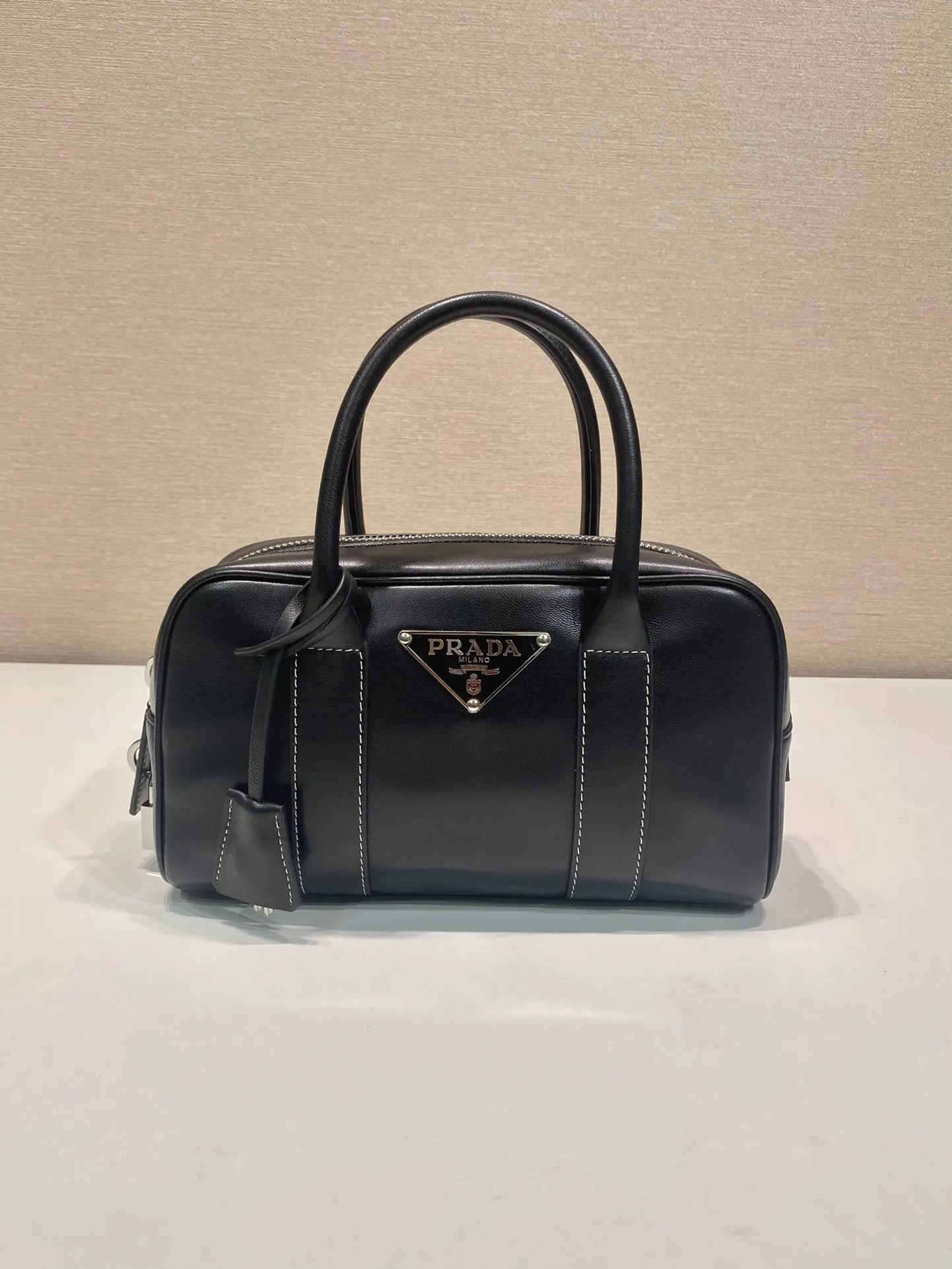 💰1500🎉Second-hand Boston🎉1BA846 new model🎉🎉 This Boston handbag is super cute🎉, imported calfskin, conspicuous triangle logo, and equipped with a small lock. It adds a lot of spruceness and feels perfect💯Soft and comfortable, it is a versatile and practical ceiling in Boston🎉🎉Hurry up and get it🎉🎉 Length 24x Height 15x Bottom 5cm🎉🎉🎉👏👏👏