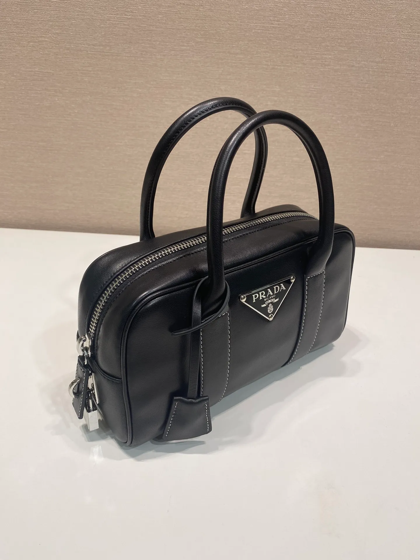 💰1500🎉Second-hand Boston🎉1BA846 new model🎉🎉 This Boston handbag is super cute🎉, imported calfskin, conspicuous triangle logo, and equipped with a small lock. It adds a lot of spruceness and feels perfect💯Soft and comfortable, it is a versatile and practical ceiling in Boston🎉🎉Hurry up and get it🎉🎉 Length 24x Height 15x Bottom 5cm🎉🎉🎉👏👏👏