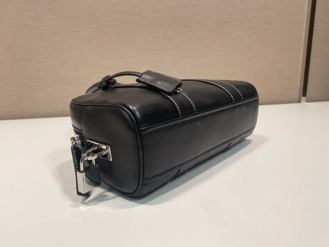 💰1500🎉Second-hand Boston🎉1BA846 new model🎉🎉 This Boston handbag is super cute🎉, imported calfskin, conspicuous triangle logo, and equipped with a small lock. It adds a lot of spruceness and feels perfect💯Soft and comfortable, it is a versatile and practical ceiling in Boston🎉🎉Hurry up and get it🎉🎉 Length 24x Height 15x Bottom 5cm🎉🎉🎉👏👏👏