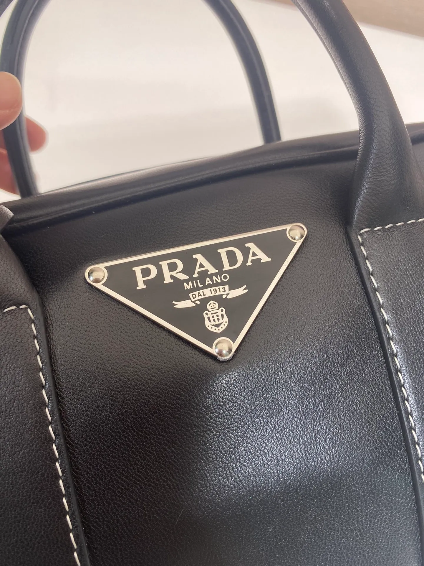 💰1500🎉Second-hand Boston🎉1BA846 new model🎉🎉 This Boston handbag is super cute🎉, imported calfskin, conspicuous triangle logo, and equipped with a small lock. It adds a lot of spruceness and feels perfect💯Soft and comfortable, it is a versatile and practical ceiling in Boston🎉🎉Hurry up and get it🎉🎉 Length 24x Height 15x Bottom 5cm🎉🎉🎉👏👏👏