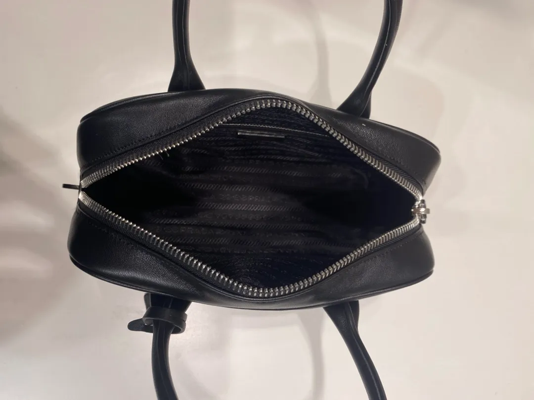 💰1500🎉Second-hand Boston🎉1BA846 new model🎉🎉 This Boston handbag is super cute🎉, imported calfskin, conspicuous triangle logo, and equipped with a small lock. It adds a lot of spruceness and feels perfect💯Soft and comfortable, it is a versatile and practical ceiling in Boston🎉🎉Hurry up and get it🎉🎉 Length 24x Height 15x Bottom 5cm🎉🎉🎉👏👏👏
