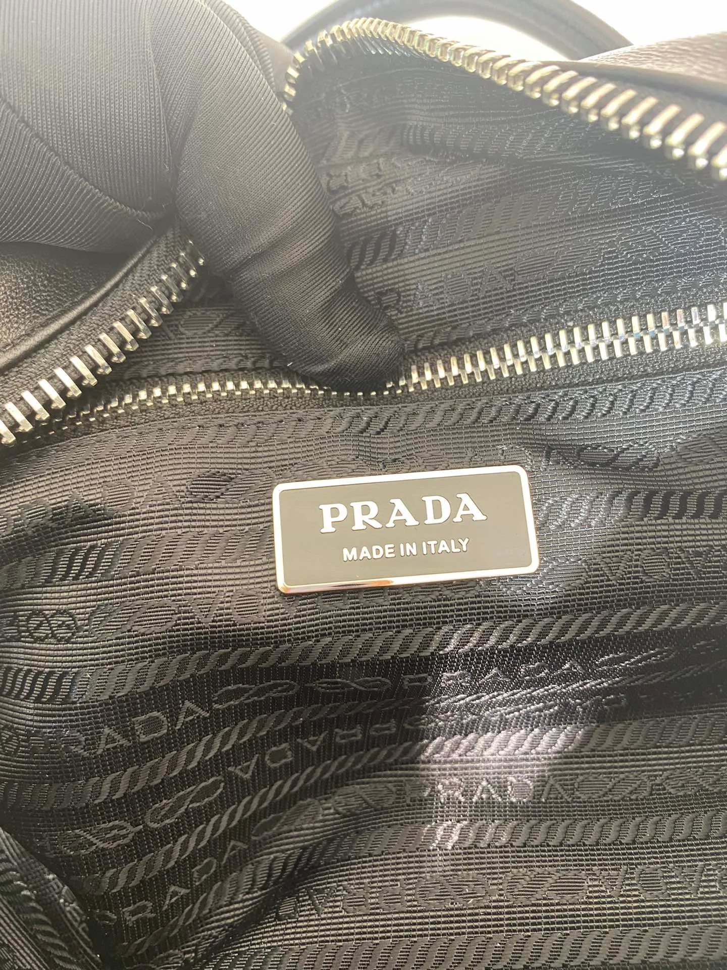 💰1500🎉Second-hand Boston🎉1BA846 new model🎉🎉 This Boston handbag is super cute🎉, imported calfskin, conspicuous triangle logo, and equipped with a small lock. It adds a lot of spruceness and feels perfect💯Soft and comfortable, it is a versatile and practical ceiling in Boston🎉🎉Hurry up and get it🎉🎉 Length 24x Height 15x Bottom 5cm🎉🎉🎉👏👏👏
