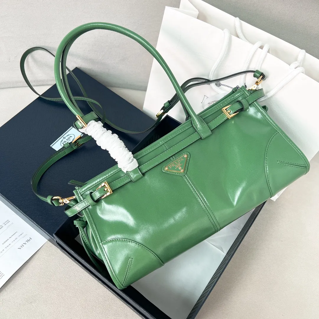 💰1840✨New model debut✨Oil-wax leather LuxSoft handbag small size 1BA426 long handle New popular LuxSoftBag Retro oil-wax leather with gold hardware Iconic triangle logo Comes with a long shoulder strap Can be carried on one shoulder or crossbody The fashionable feel is straight forward Size 32*15.5*12