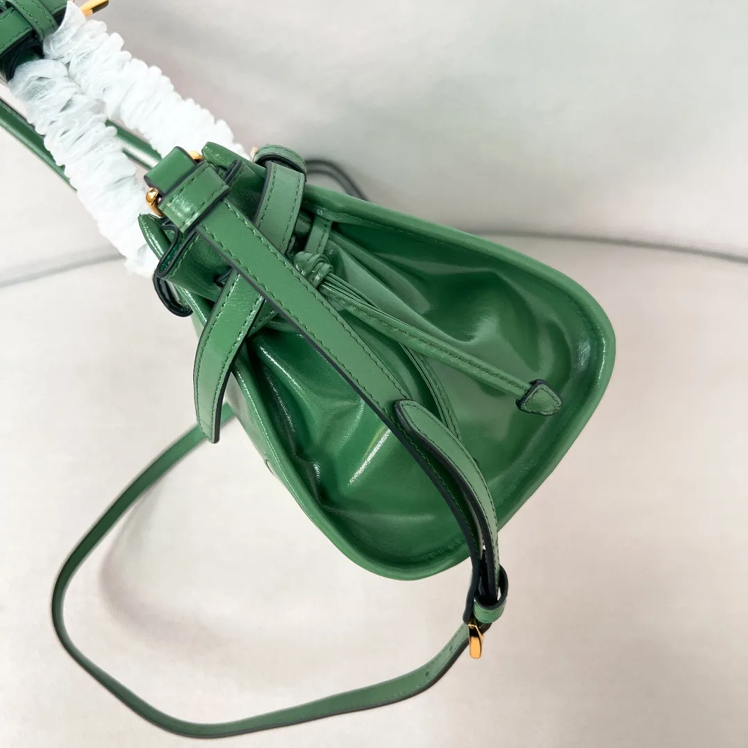 💰1840✨New model debut✨Oil-wax leather LuxSoft handbag small size 1BA426 long handle New popular LuxSoftBag Retro oil-wax leather with gold hardware Iconic triangle logo Comes with a long shoulder strap Can be carried on one shoulder or crossbody The fashionable feel is straight forward Size 32*15.5*12