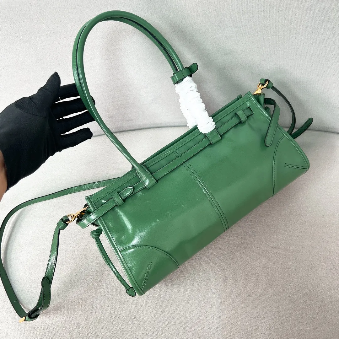 💰1840✨New model debut✨Oil-wax leather LuxSoft handbag small size 1BA426 long handle New popular LuxSoftBag Retro oil-wax leather with gold hardware Iconic triangle logo Comes with a long shoulder strap Can be carried on one shoulder or crossbody The fashionable feel is straight forward Size 32*15.5*12