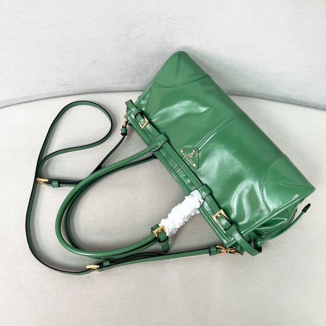 💰1840✨New model debut✨Oil-wax leather LuxSoft handbag small size 1BA426 long handle New popular LuxSoftBag Retro oil-wax leather with gold hardware Iconic triangle logo Comes with a long shoulder strap Can be carried on one shoulder or crossbody The fashionable feel is straight forward Size 32*15.5*12