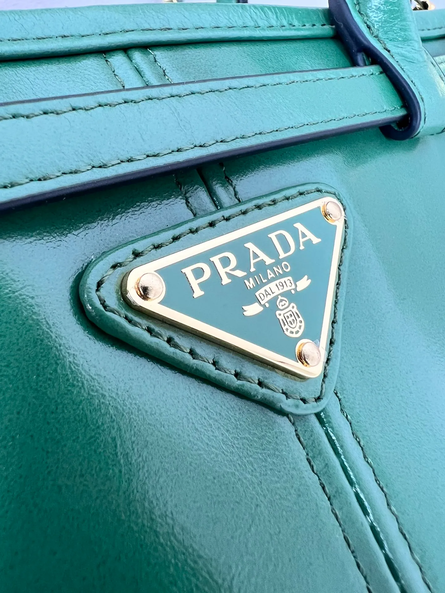 💰1840✨New model debut✨Oil-wax leather LuxSoft handbag small size 1BA426 long handle New popular LuxSoftBag Retro oil-wax leather with gold hardware Iconic triangle logo Comes with a long shoulder strap Can be carried on one shoulder or crossbody The fashionable feel is straight forward Size 32*15.5*12