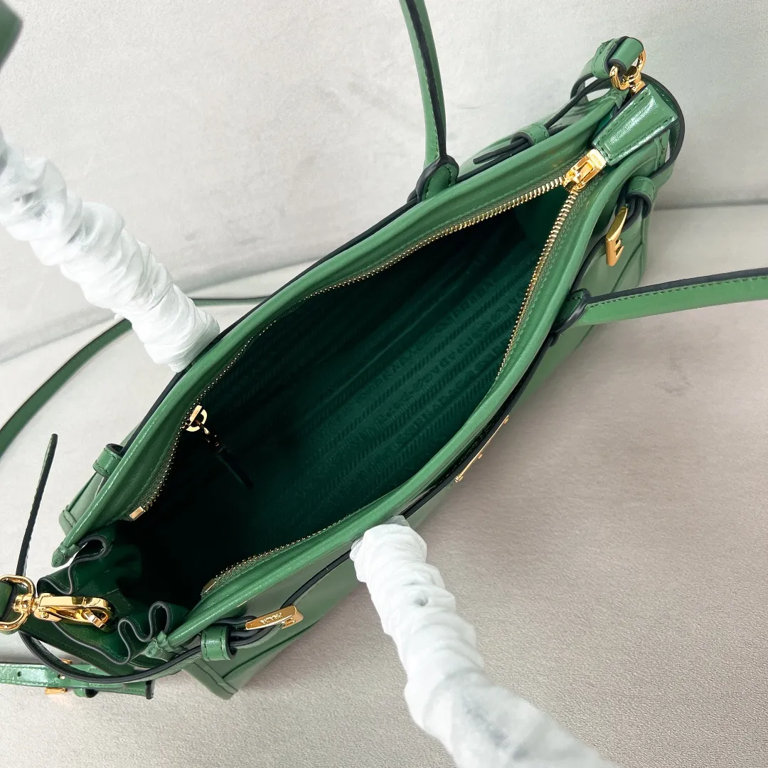 💰1840✨New model debut✨Oil-wax leather LuxSoft handbag small size 1BA426 long handle New popular LuxSoftBag Retro oil-wax leather with gold hardware Iconic triangle logo Comes with a long shoulder strap Can be carried on one shoulder or crossbody The fashionable feel is straight forward Size 32*15.5*12