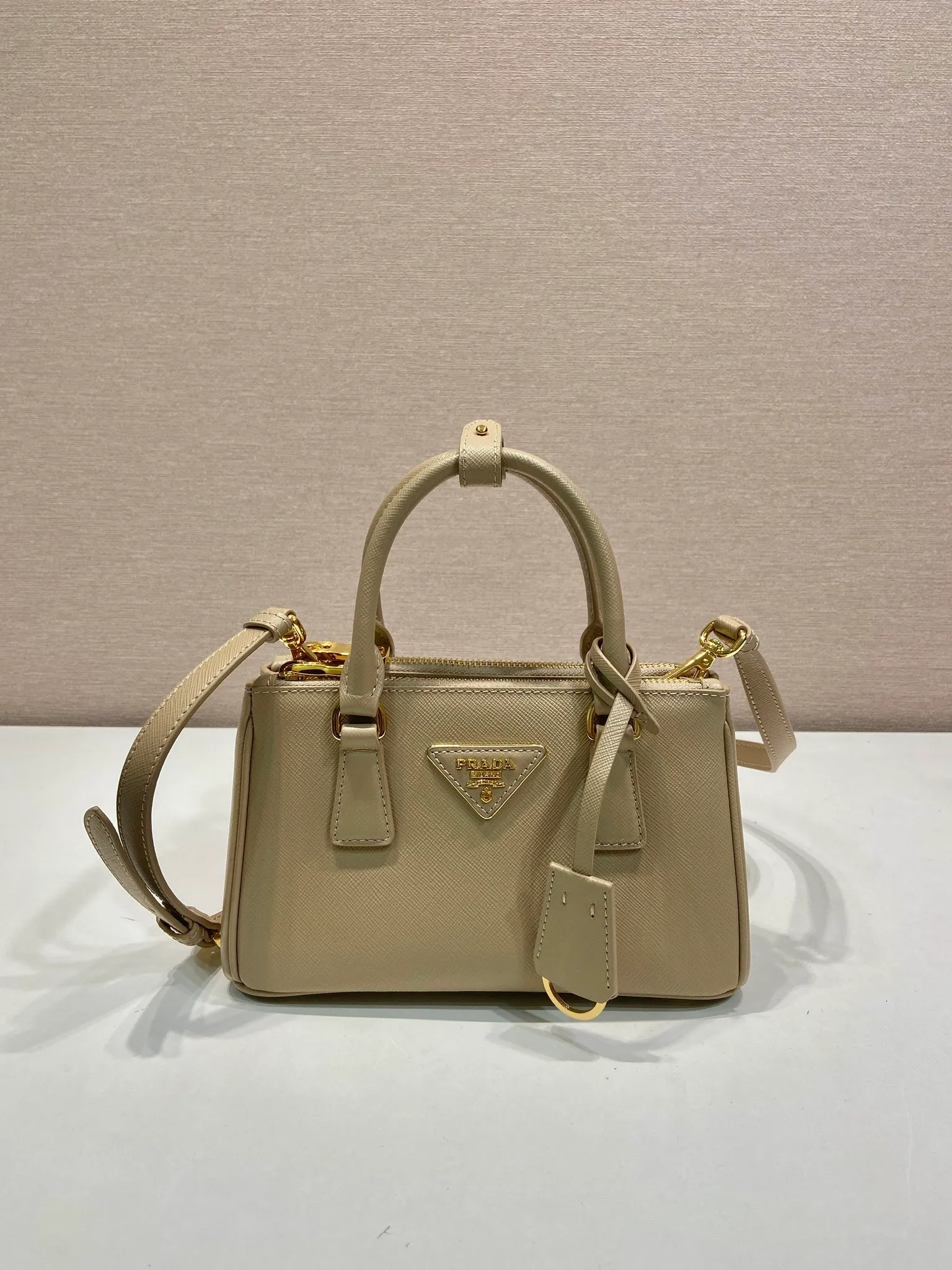 💰1700🎉mini killer🎉1BA916 new product🎉🎉 This Galleria handbag is made of iconic Saffiano leather, equipped with a detachable shoulder strap and top-grade brushed hardware👍👍. It is a chic interpretation of classic and timeless elegance. For beauties in the current era of fashionable small bags. It’s worth owning, it can be used easily for girls’ daily travel📱💄🚗🔑, it has a large capacity, is beautiful and practical🙊🙊It is a bag that will never go out of style whenever you use it😘😘Hurry up and get it👏👏 Length 21x Height 12.5x Bottom 8.5cm