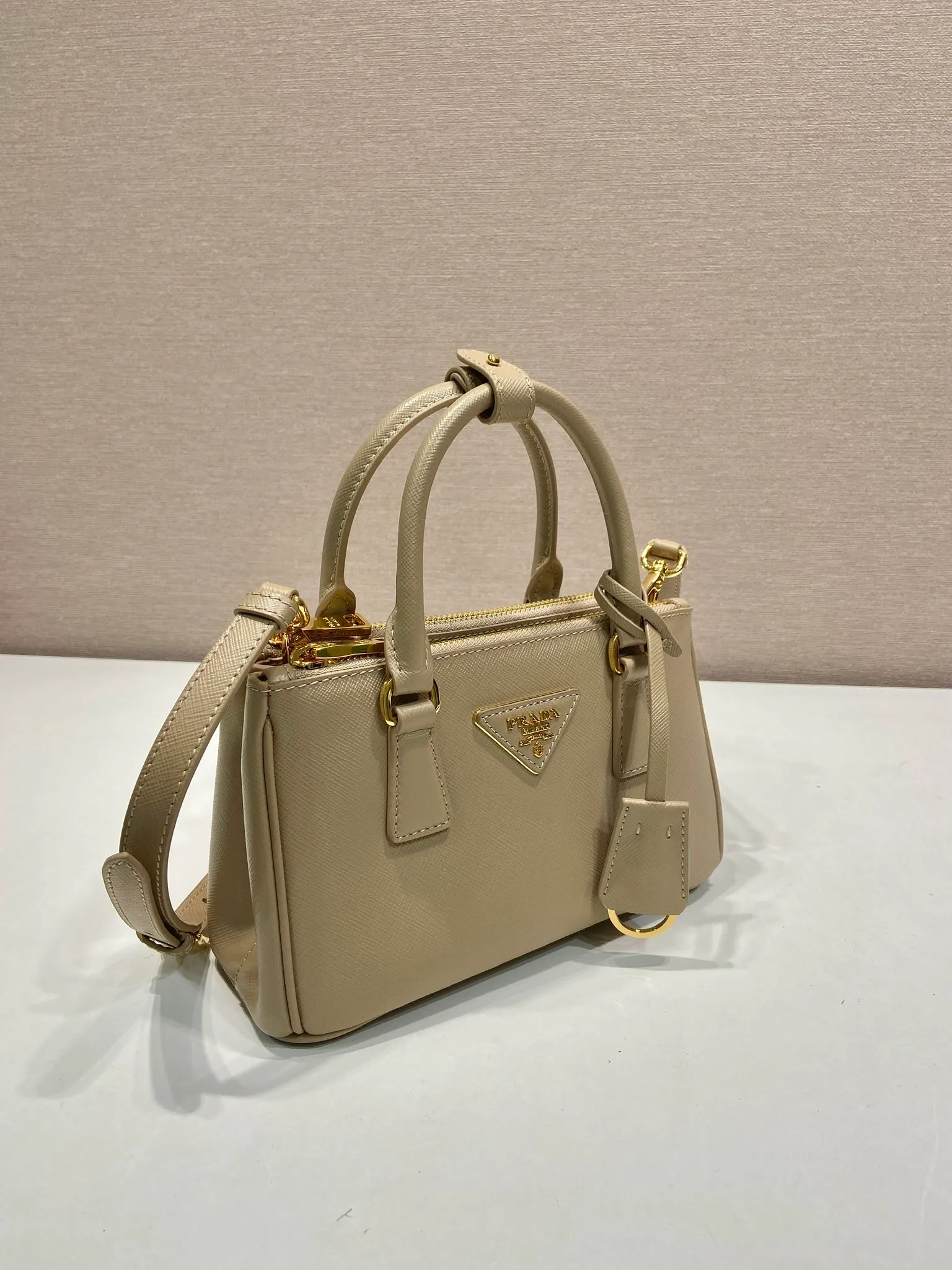 💰1700🎉mini killer🎉1BA916 new product🎉🎉 This Galleria handbag is made of iconic Saffiano leather, equipped with a detachable shoulder strap and top-grade brushed hardware👍👍. It is a chic interpretation of classic and timeless elegance. For beauties in the current era of fashionable small bags. It’s worth owning, it can be used easily for girls’ daily travel📱💄🚗🔑, it has a large capacity, is beautiful and practical🙊🙊It is a bag that will never go out of style whenever you use it😘😘Hurry up and get it👏👏 Length 21x Height 12.5x Bottom 8.5cm