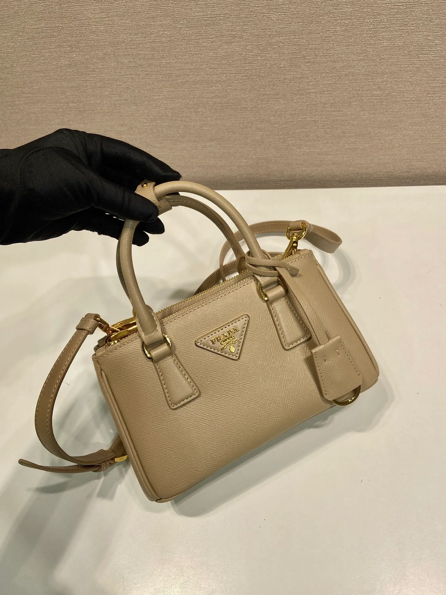 💰1700🎉mini killer🎉1BA916 new product🎉🎉 This Galleria handbag is made of iconic Saffiano leather, equipped with a detachable shoulder strap and top-grade brushed hardware👍👍. It is a chic interpretation of classic and timeless elegance. For beauties in the current era of fashionable small bags. It’s worth owning, it can be used easily for girls’ daily travel📱💄🚗🔑, it has a large capacity, is beautiful and practical🙊🙊It is a bag that will never go out of style whenever you use it😘😘Hurry up and get it👏👏 Length 21x Height 12.5x Bottom 8.5cm