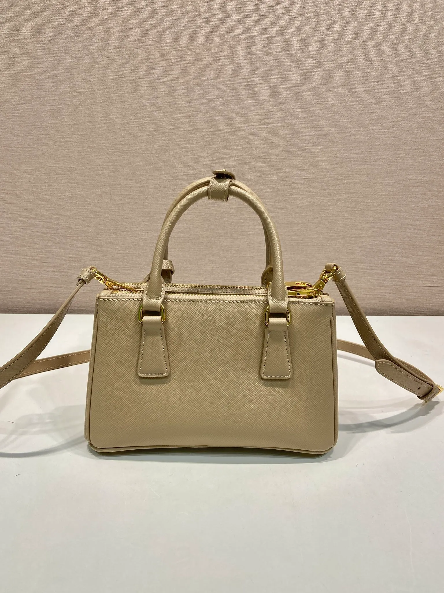 💰1700🎉mini killer🎉1BA916 new product🎉🎉 This Galleria handbag is made of iconic Saffiano leather, equipped with a detachable shoulder strap and top-grade brushed hardware👍👍. It is a chic interpretation of classic and timeless elegance. For beauties in the current era of fashionable small bags. It’s worth owning, it can be used easily for girls’ daily travel📱💄🚗🔑, it has a large capacity, is beautiful and practical🙊🙊It is a bag that will never go out of style whenever you use it😘😘Hurry up and get it👏👏 Length 21x Height 12.5x Bottom 8.5cm