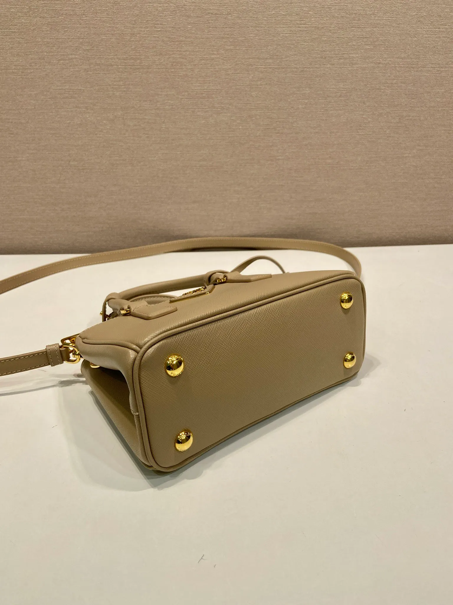 💰1700🎉mini killer🎉1BA916 new product🎉🎉 This Galleria handbag is made of iconic Saffiano leather, equipped with a detachable shoulder strap and top-grade brushed hardware👍👍. It is a chic interpretation of classic and timeless elegance. For beauties in the current era of fashionable small bags. It’s worth owning, it can be used easily for girls’ daily travel📱💄🚗🔑, it has a large capacity, is beautiful and practical🙊🙊It is a bag that will never go out of style whenever you use it😘😘Hurry up and get it👏👏 Length 21x Height 12.5x Bottom 8.5cm