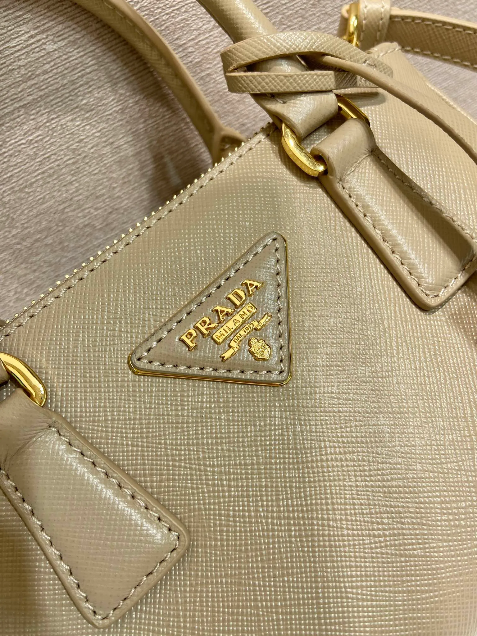 💰1700🎉mini killer🎉1BA916 new product🎉🎉 This Galleria handbag is made of iconic Saffiano leather, equipped with a detachable shoulder strap and top-grade brushed hardware👍👍. It is a chic interpretation of classic and timeless elegance. For beauties in the current era of fashionable small bags. It’s worth owning, it can be used easily for girls’ daily travel📱💄🚗🔑, it has a large capacity, is beautiful and practical🙊🙊It is a bag that will never go out of style whenever you use it😘😘Hurry up and get it👏👏 Length 21x Height 12.5x Bottom 8.5cm